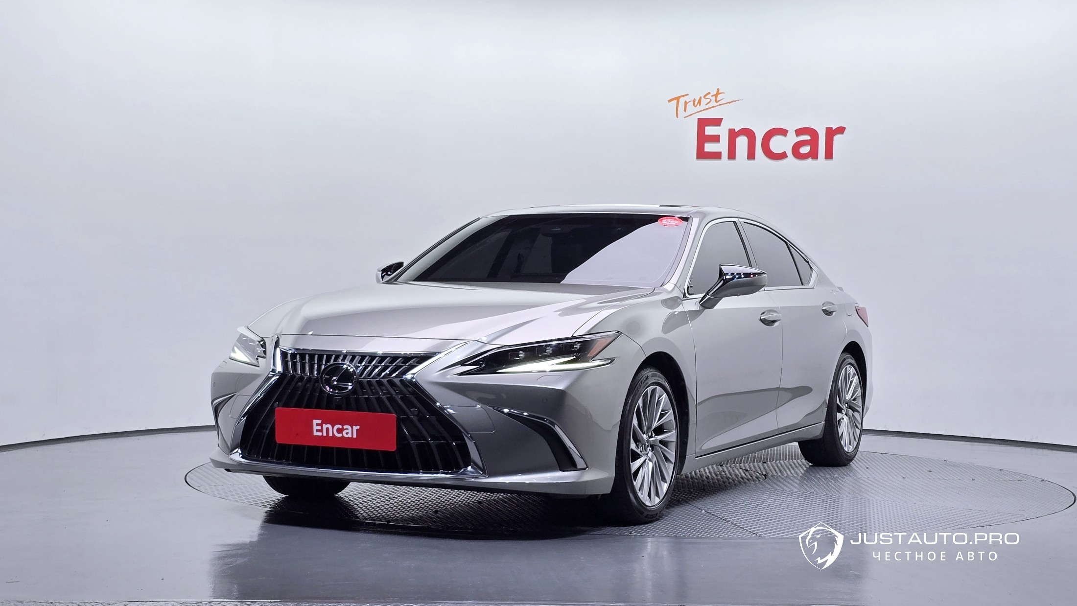 Автомобиль Lexus ES