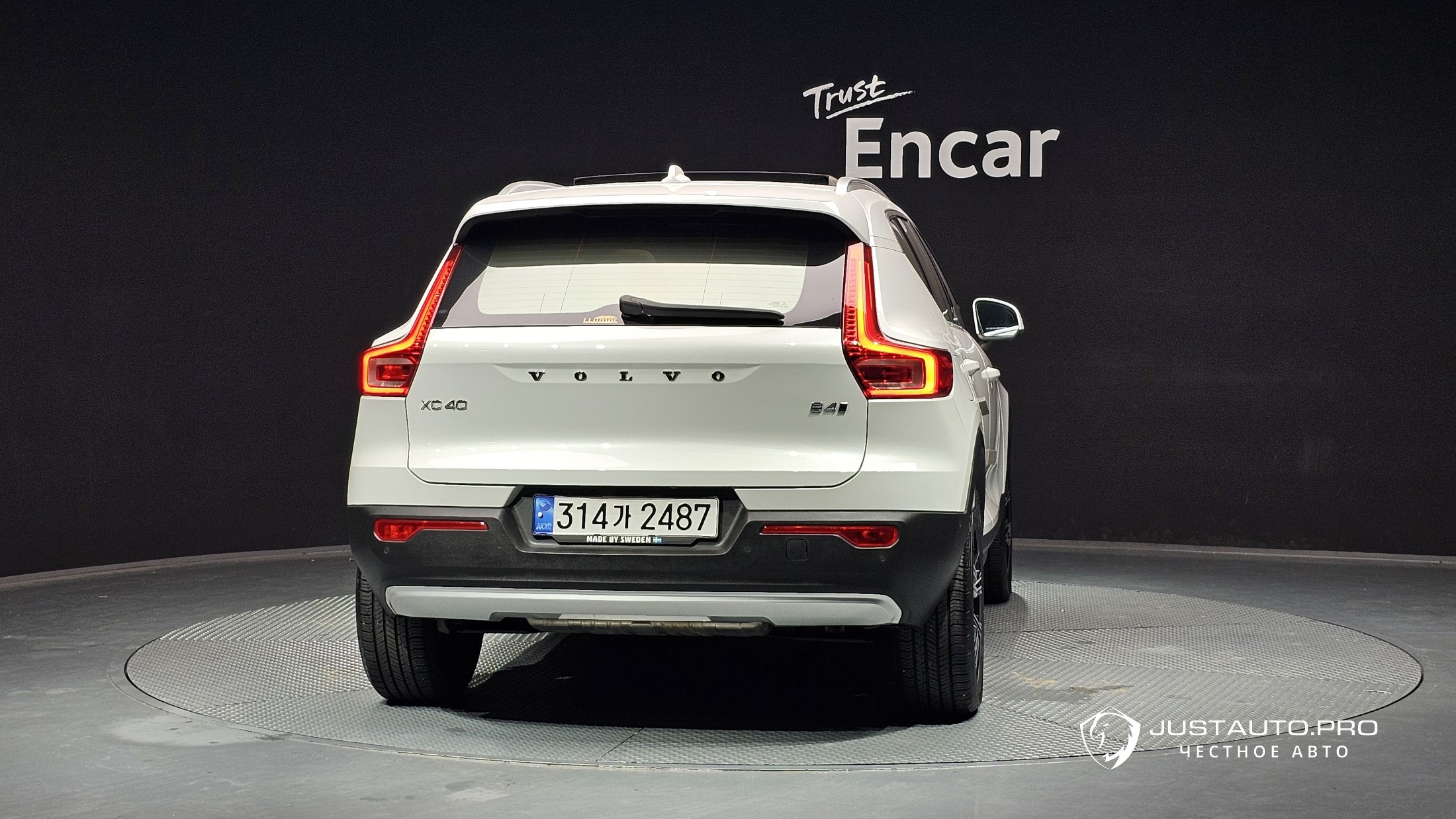 Автомобиль Volvo XC40