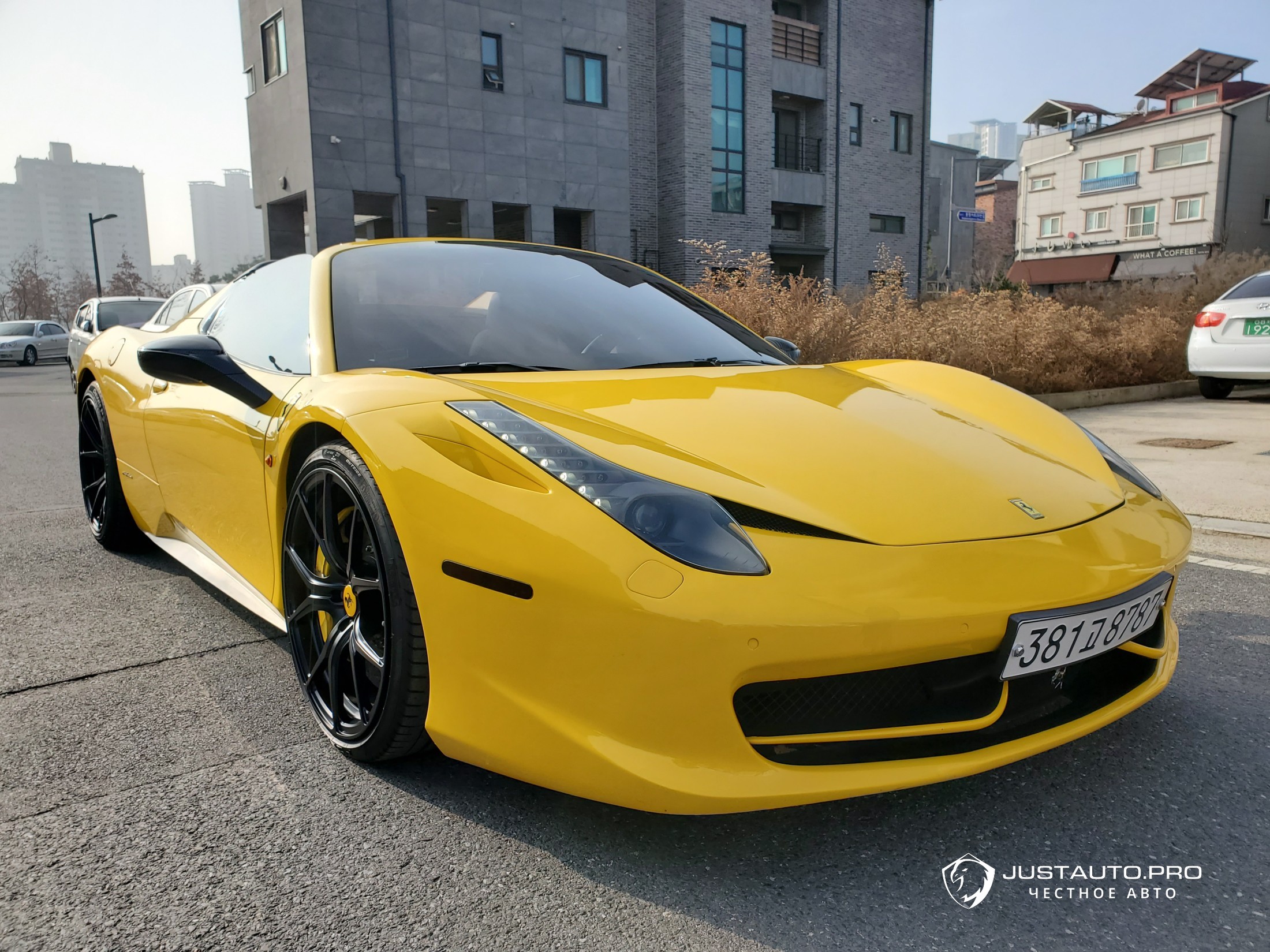 Автомобиль Ferrari 458
