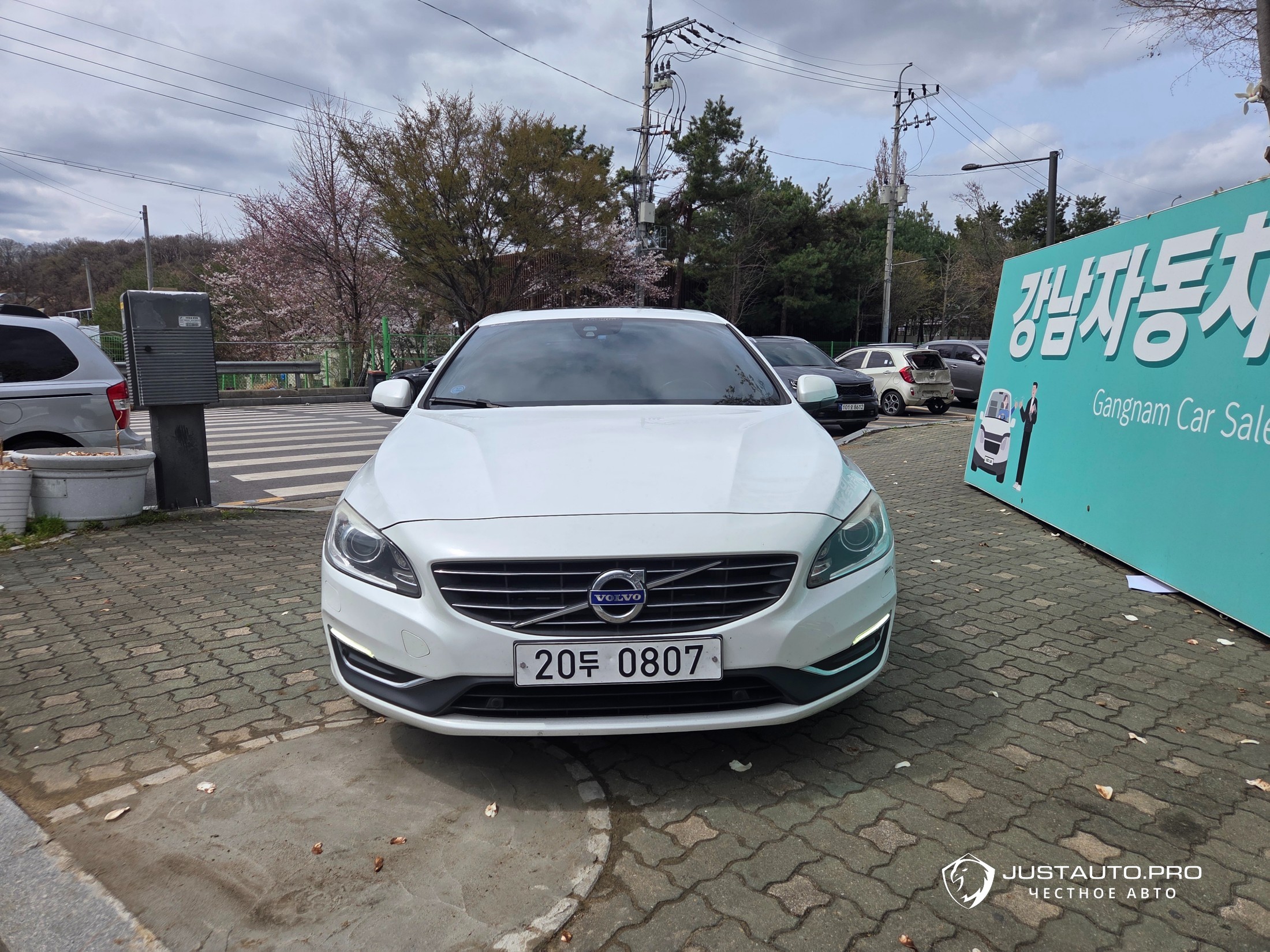 Автомобиль Volvo S60