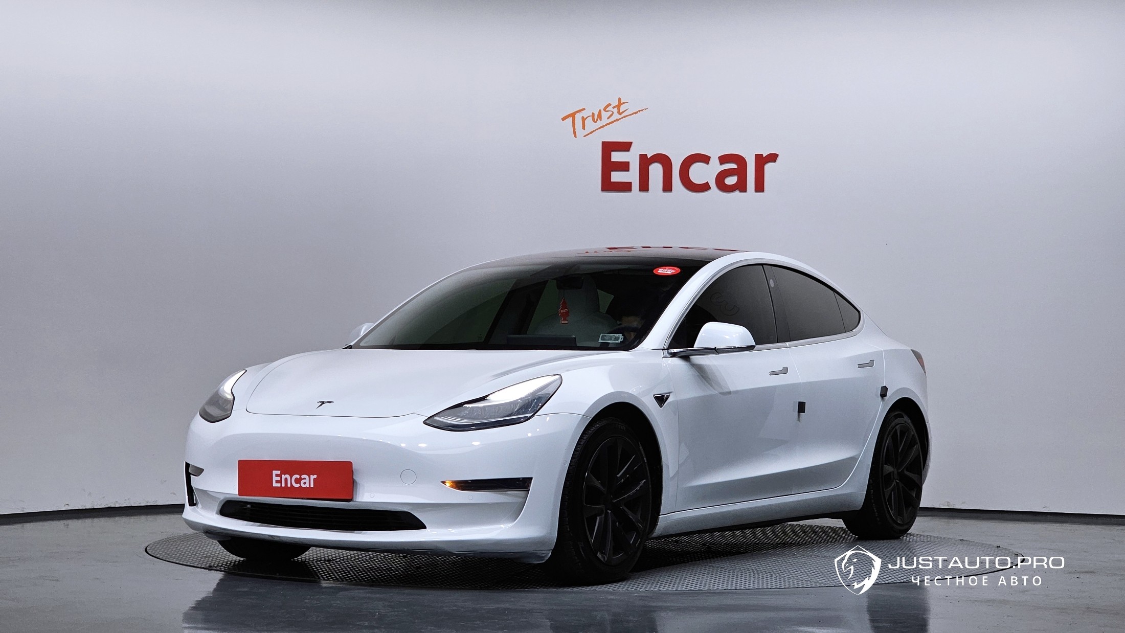 Автомобиль Tesla Model 3