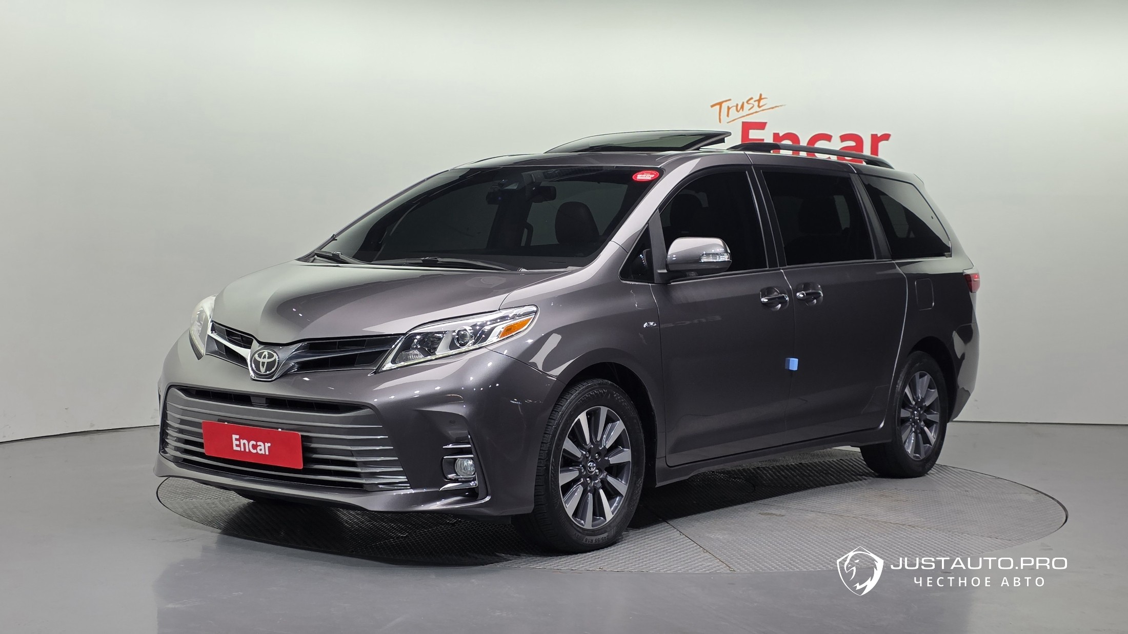 Автомобиль Toyota Sienna