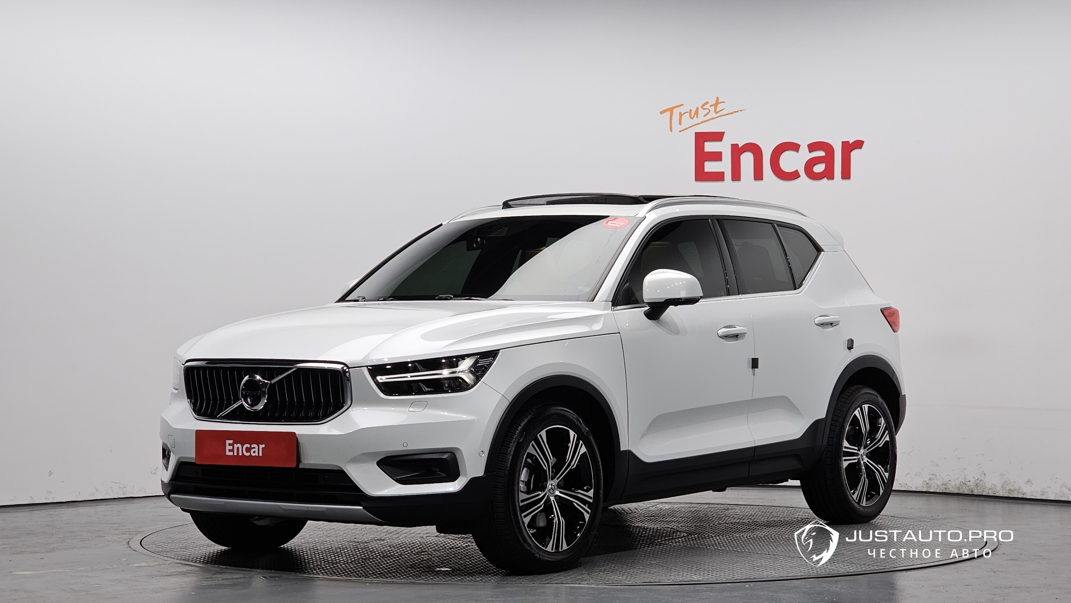 Автомобиль Volvo XC40