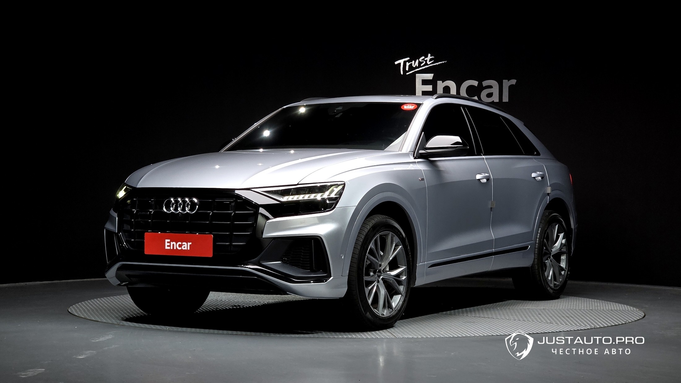Автомобиль Audi Q8