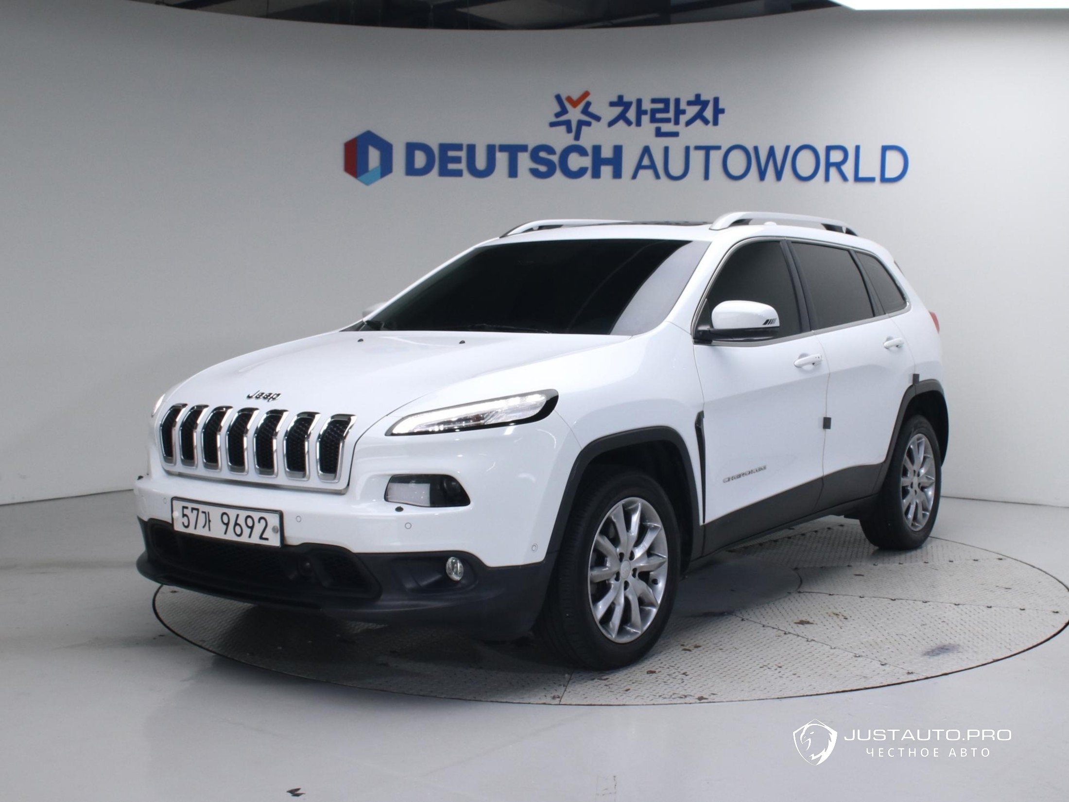 Автомобиль Jeep Cherokee