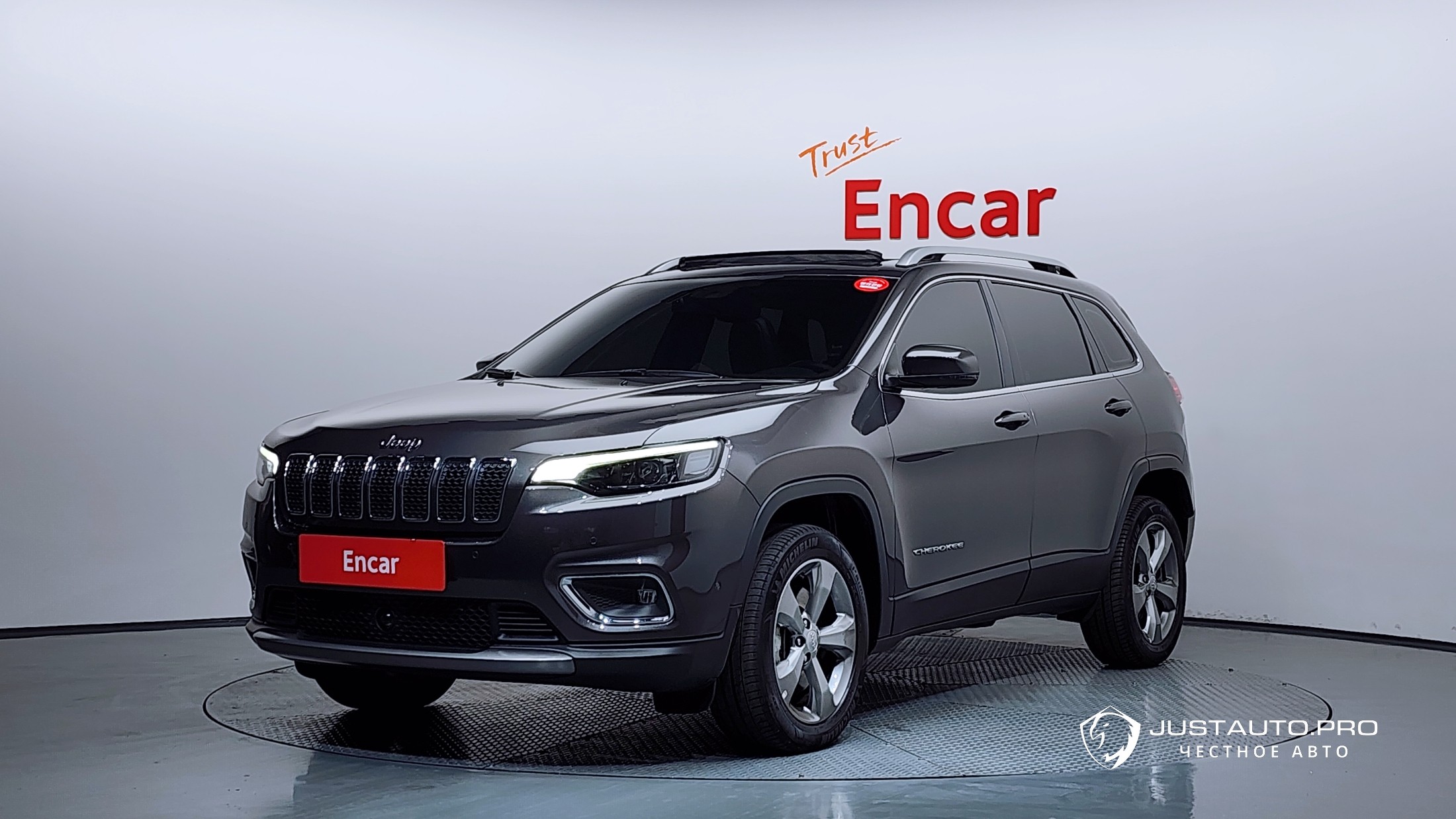 Автомобиль Jeep Cherokee