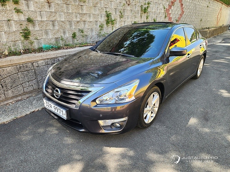 Автомобиль Nissan Altima
