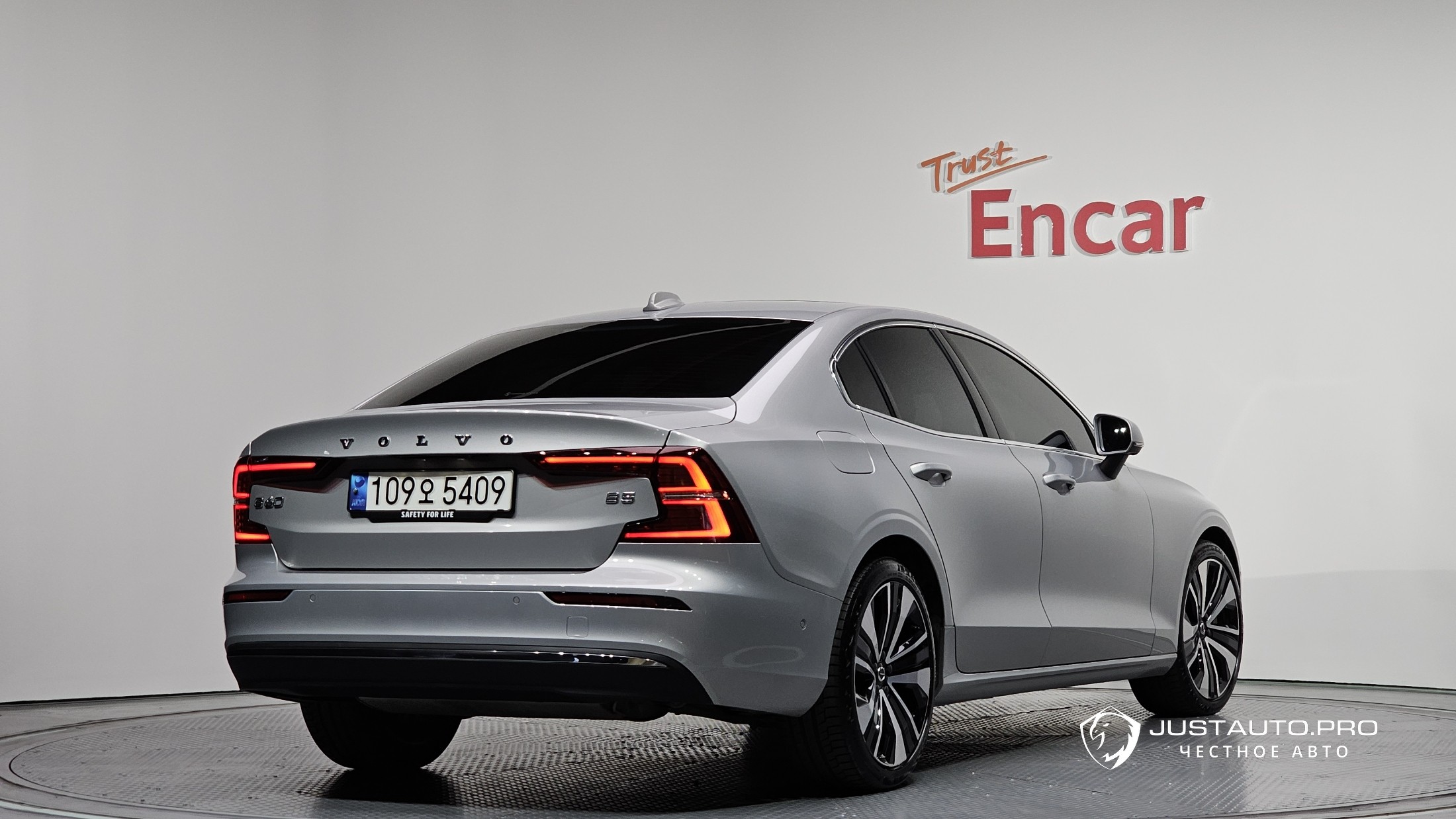 Автомобиль Volvo S60