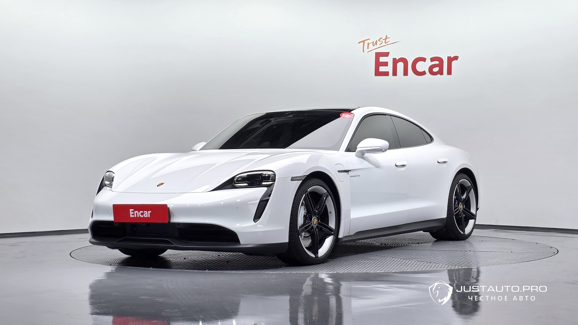 Автомобиль Porsche Taycan