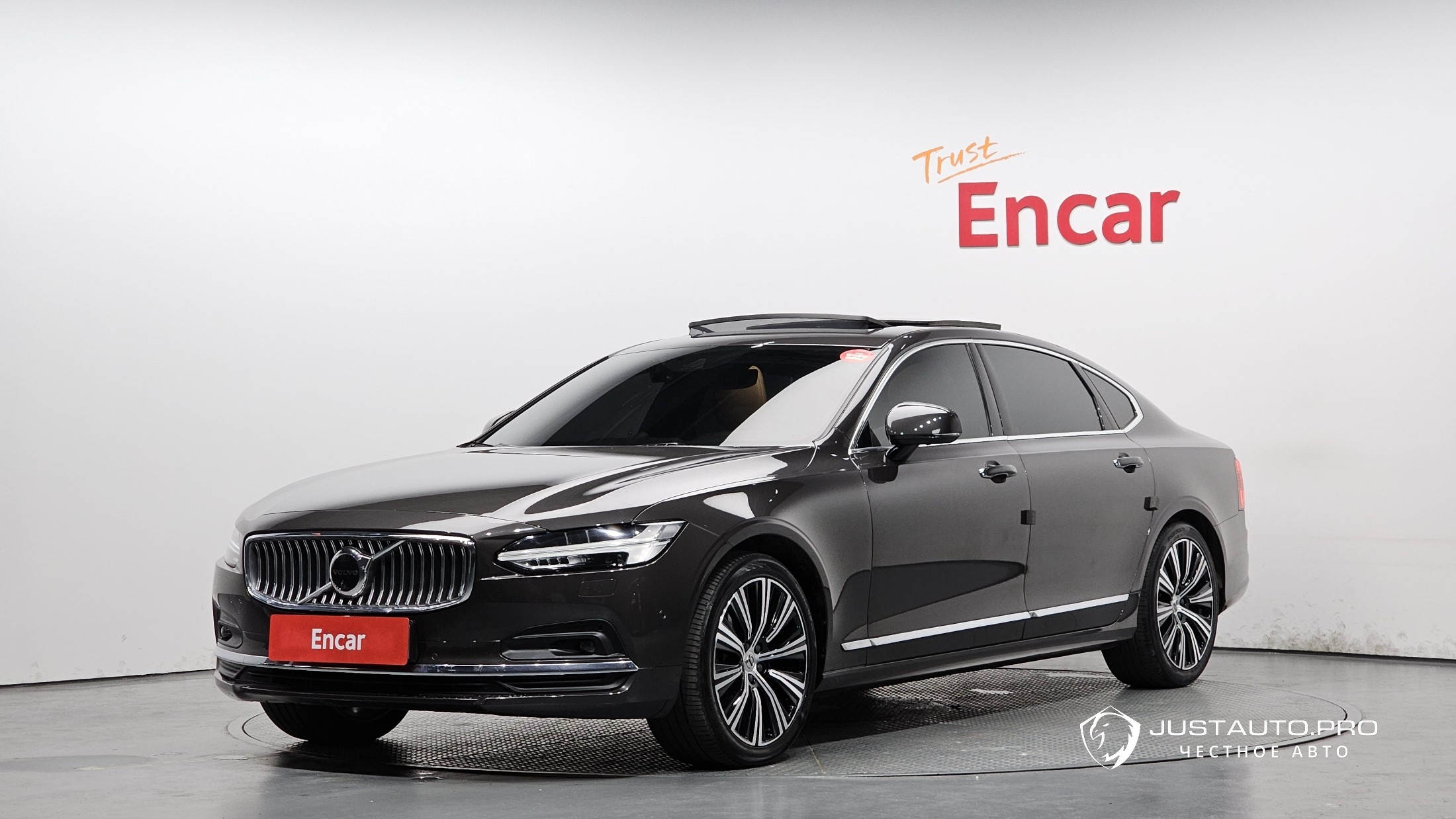 Автомобиль Volvo S90