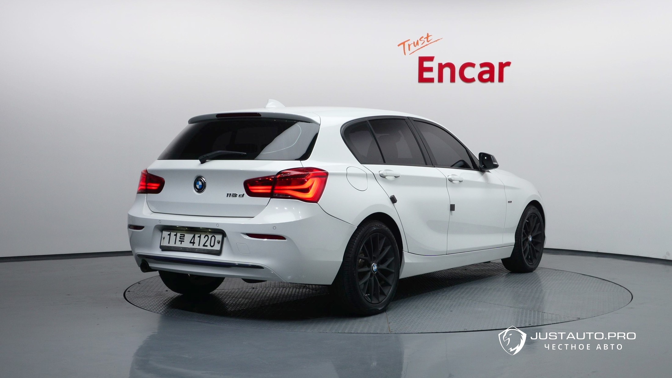 Автомобиль BMW 1-Series