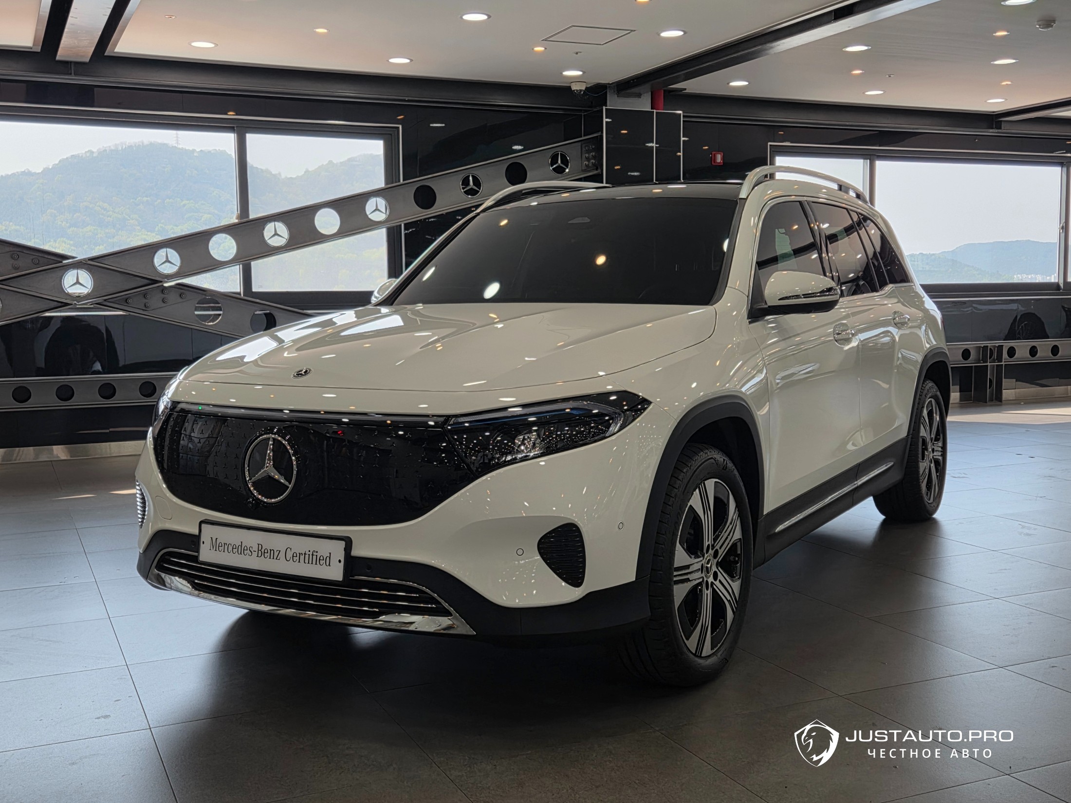Автомобиль Mercedes-Benz EQB