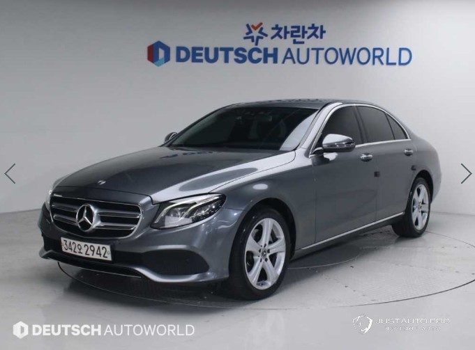 Автомобиль Mercedes-Benz E-Class