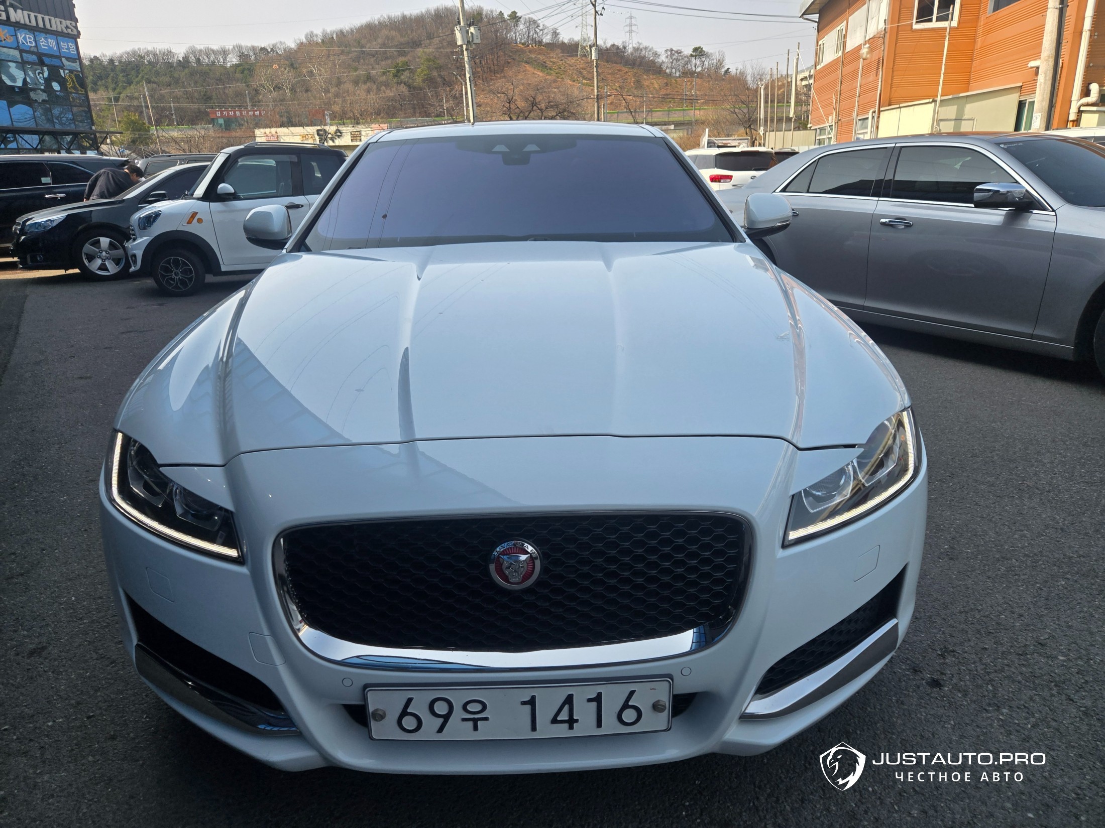 Автомобиль Jaguar XF
