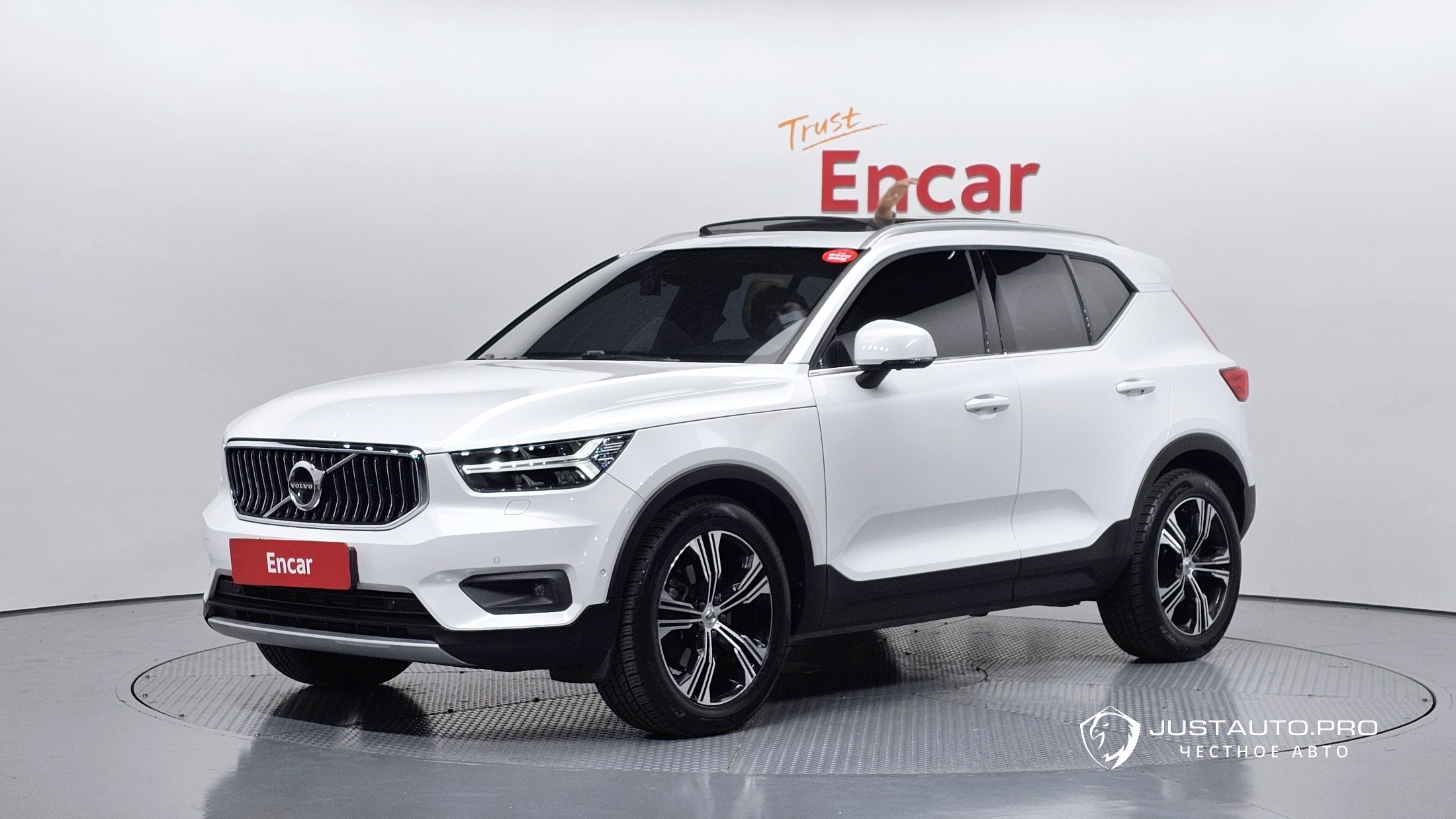 Автомобиль Volvo XC40