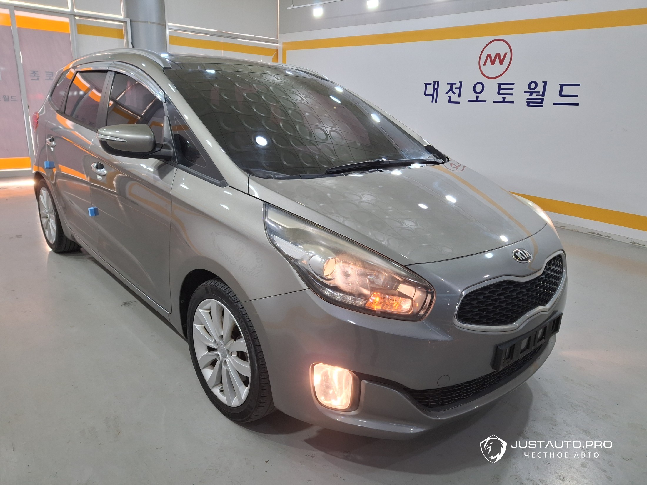 Автомобиль Kia Carens