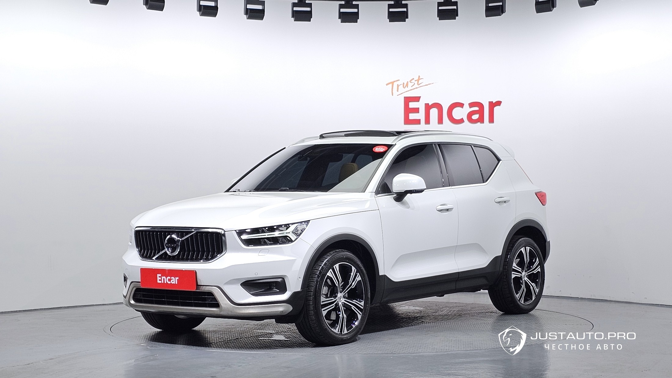 Автомобиль Volvo XC40