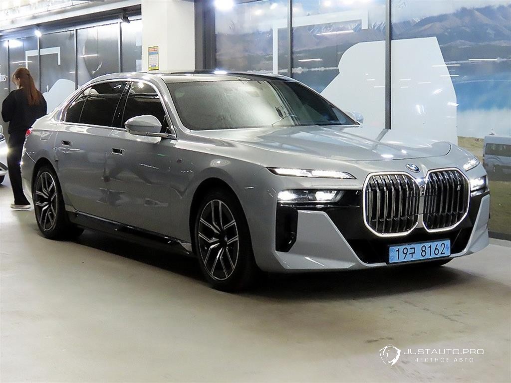 Автомобиль BMW i7