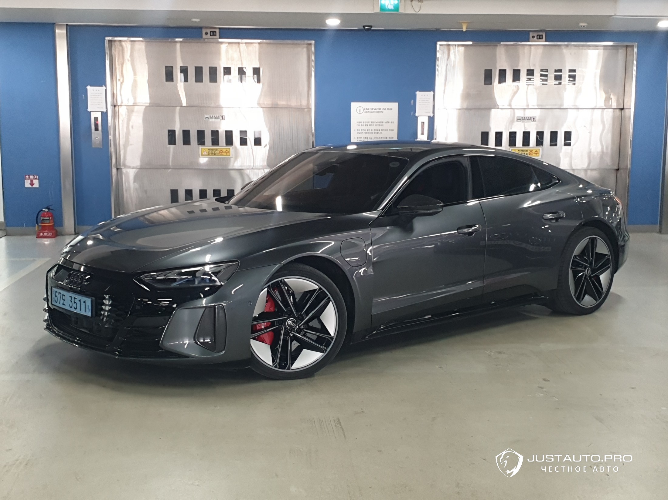 Автомобиль Audi RS e-tron GT