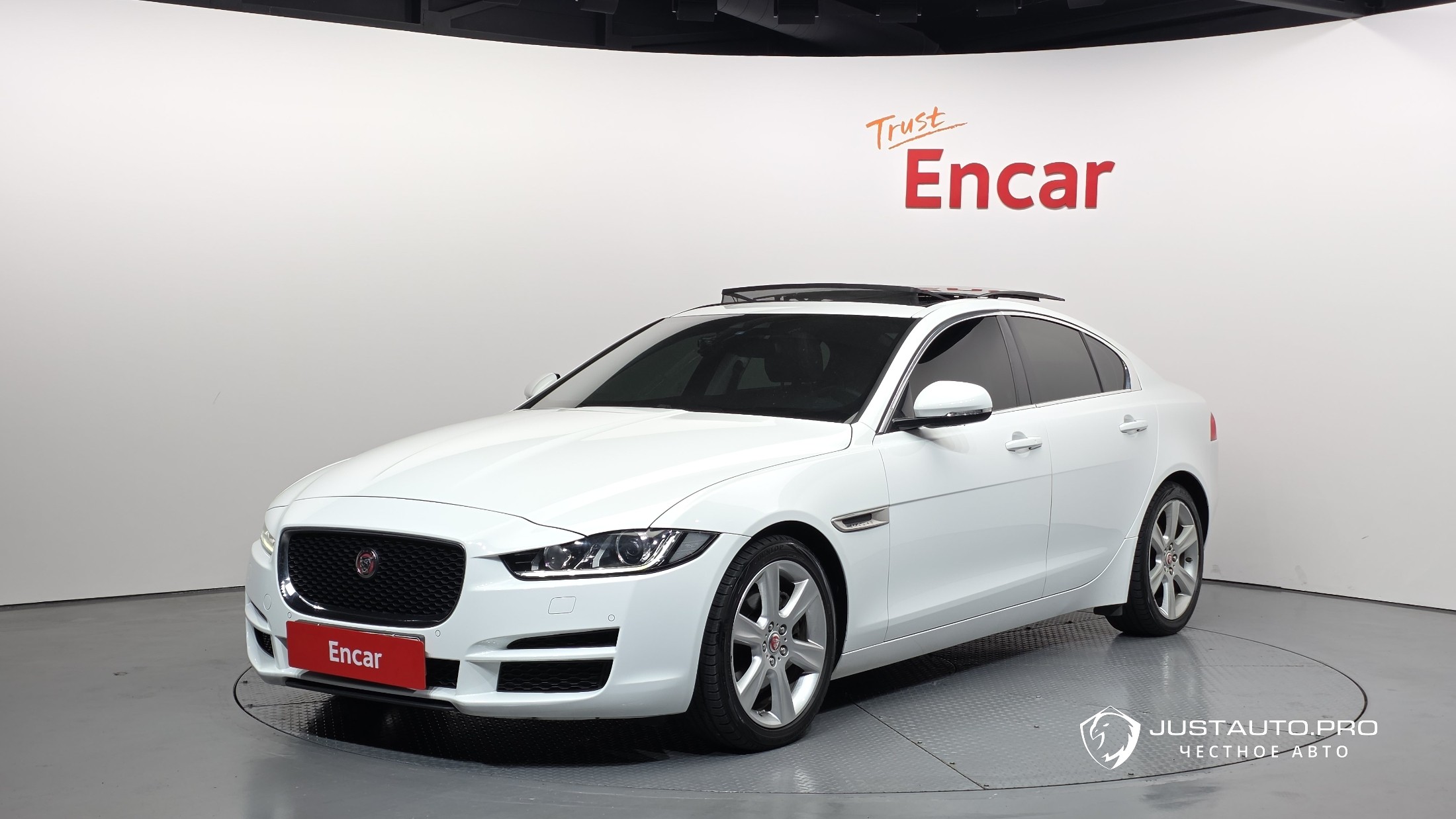 Автомобиль Jaguar XE