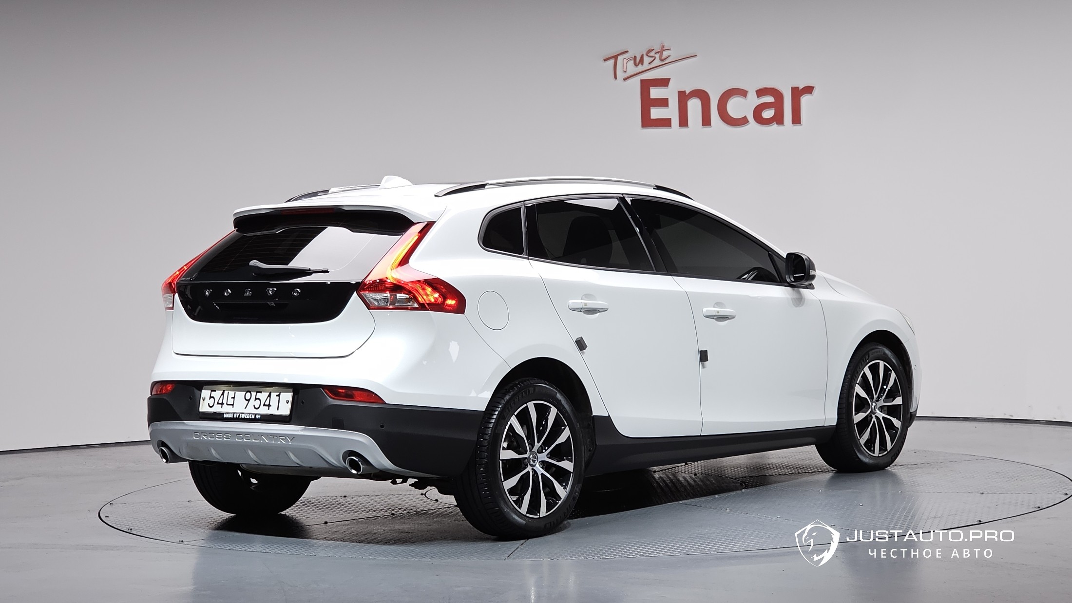 Автомобиль Volvo V40
