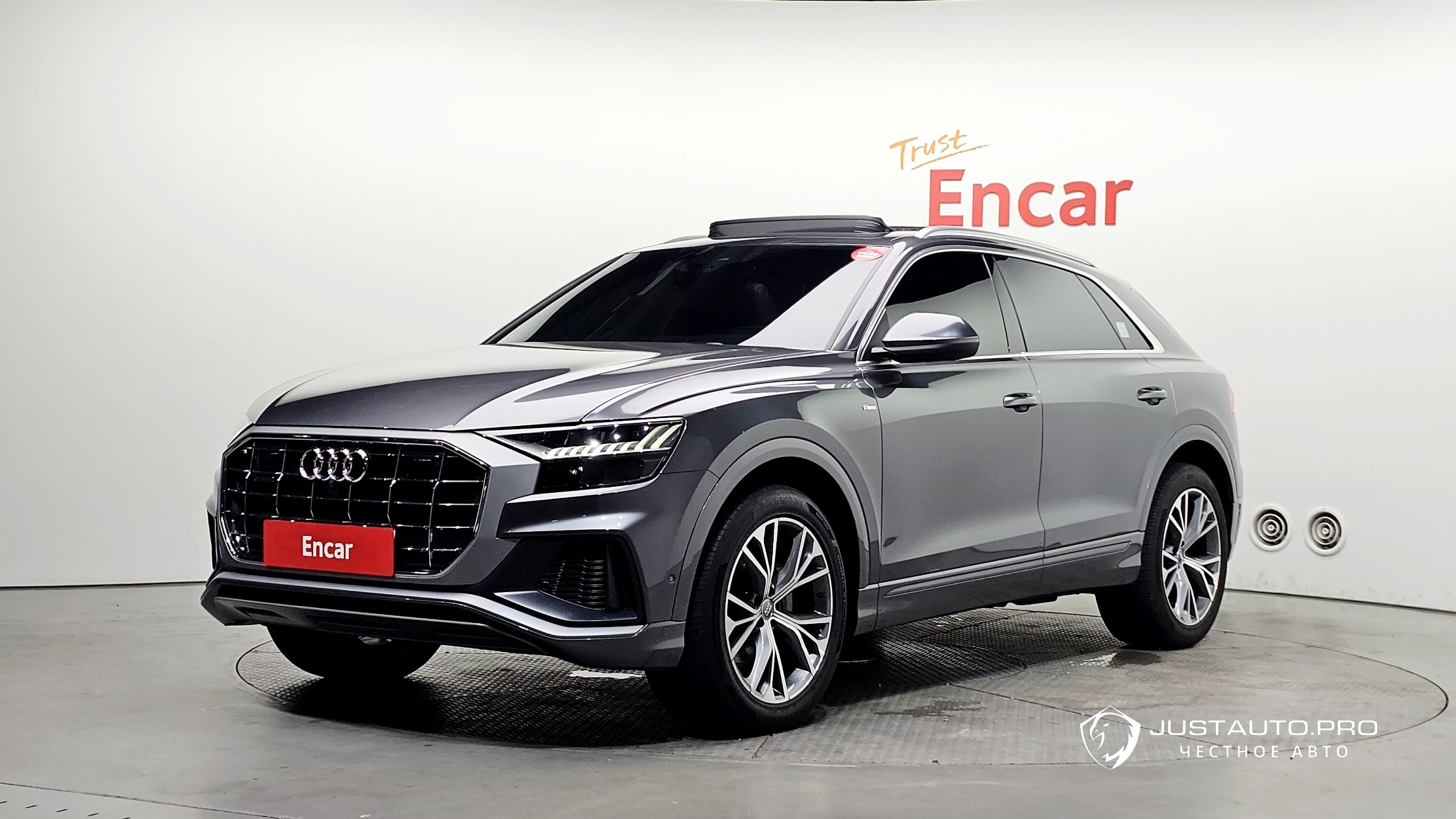 Автомобиль Audi Q8