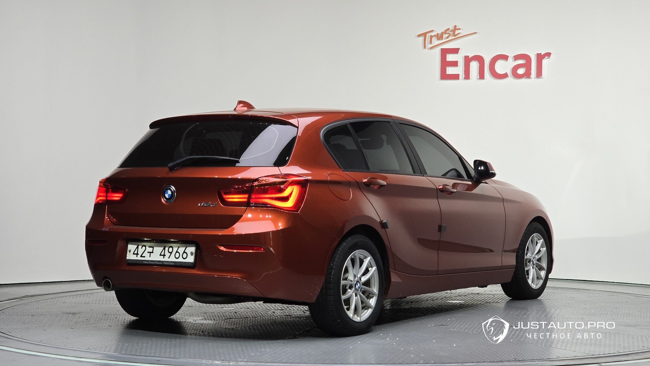 Автомобиль BMW 1-Series