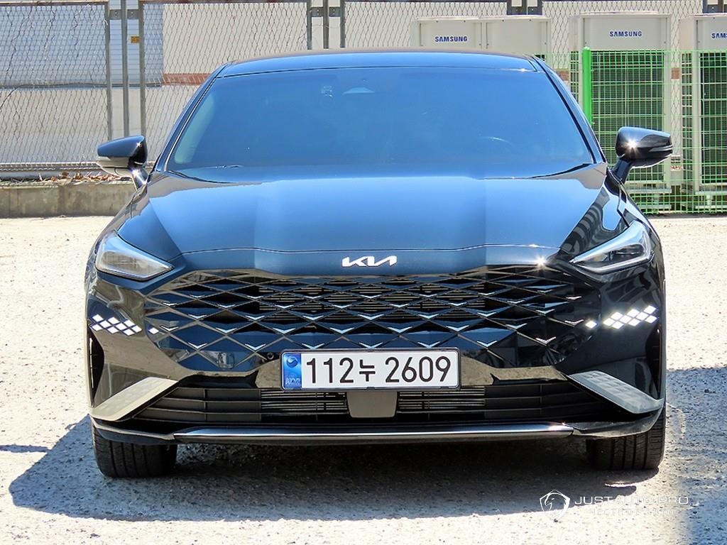 Автомобиль Kia K8