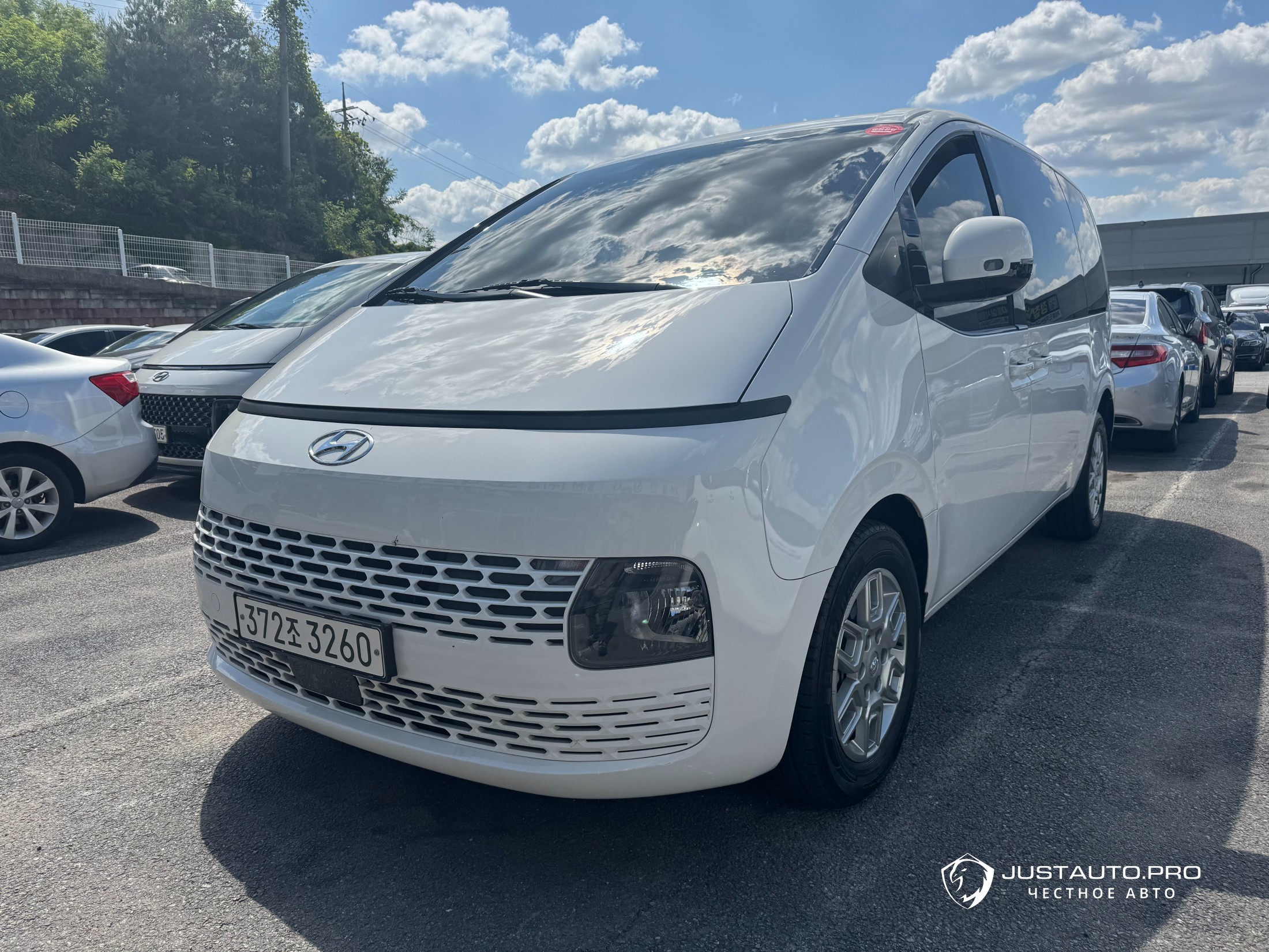 Автомобиль Hyundai Staria