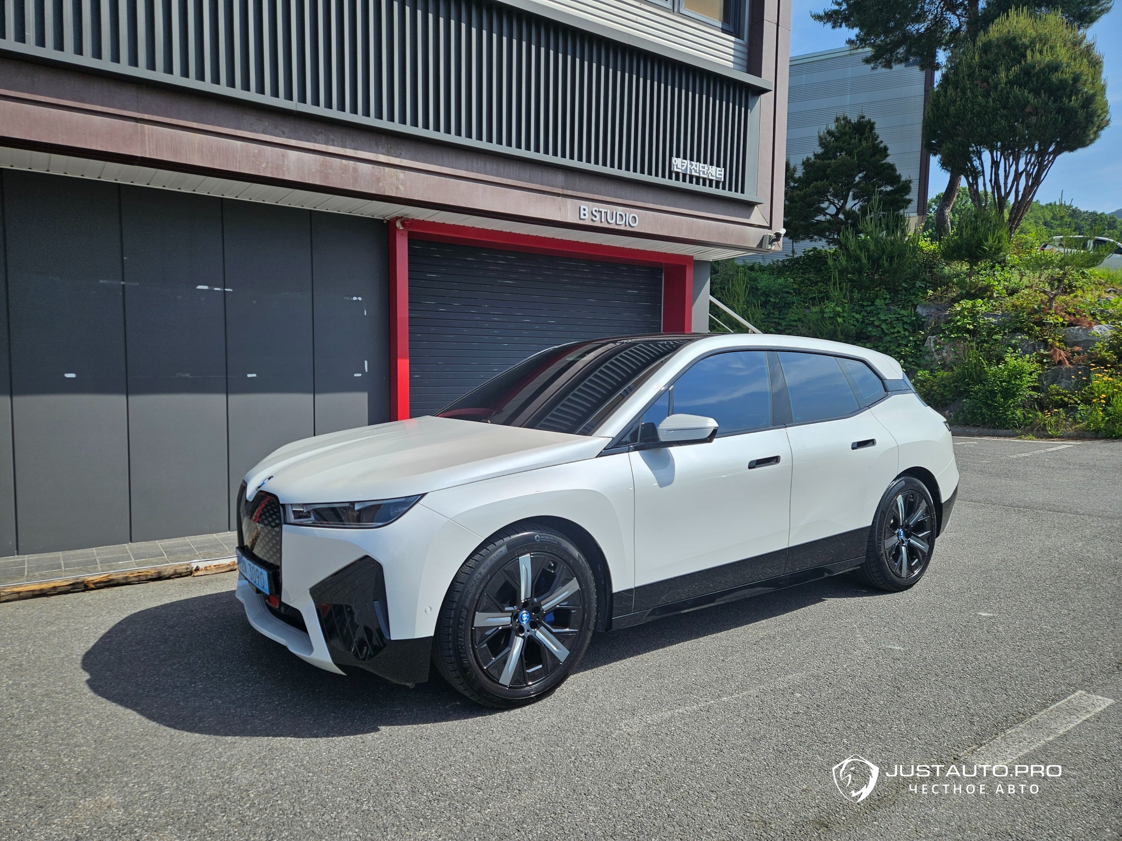 Автомобиль BMW iX