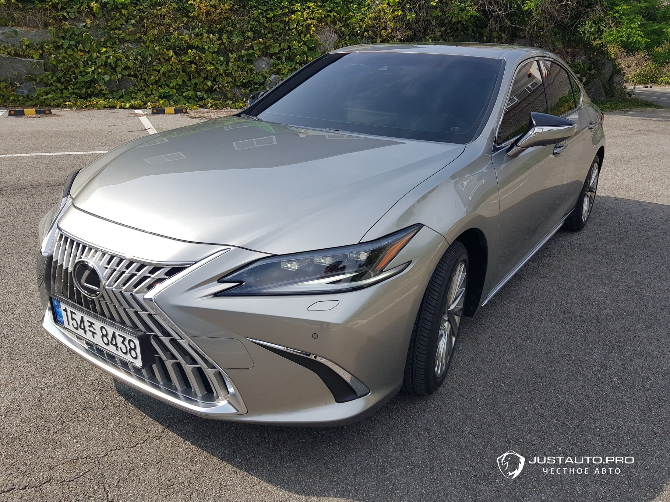 Автомобиль Lexus ES