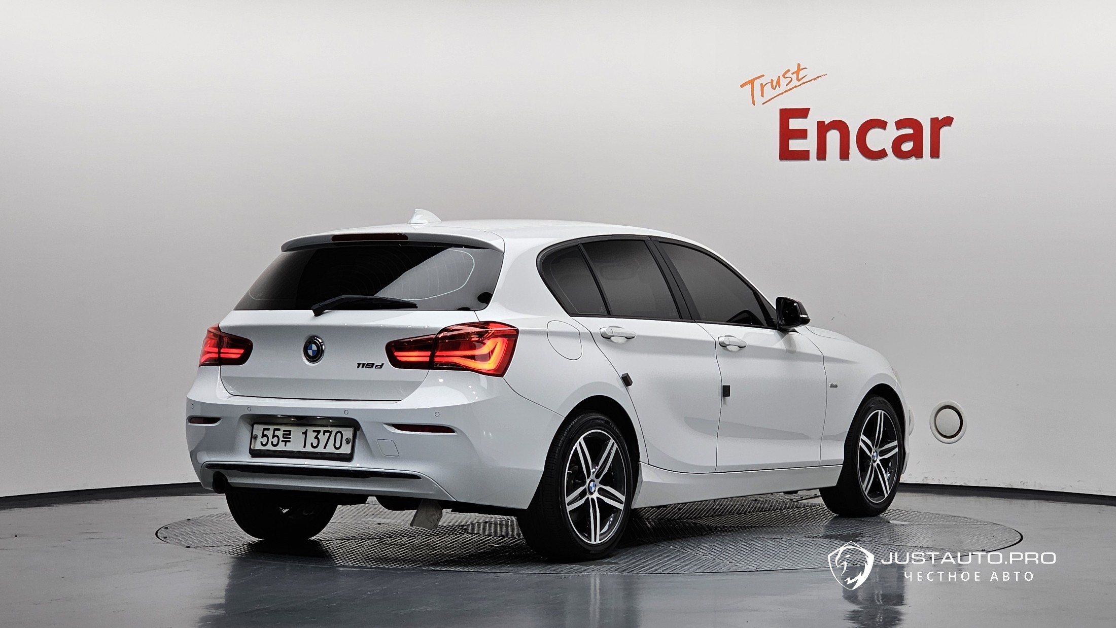 Автомобиль BMW 1-Series