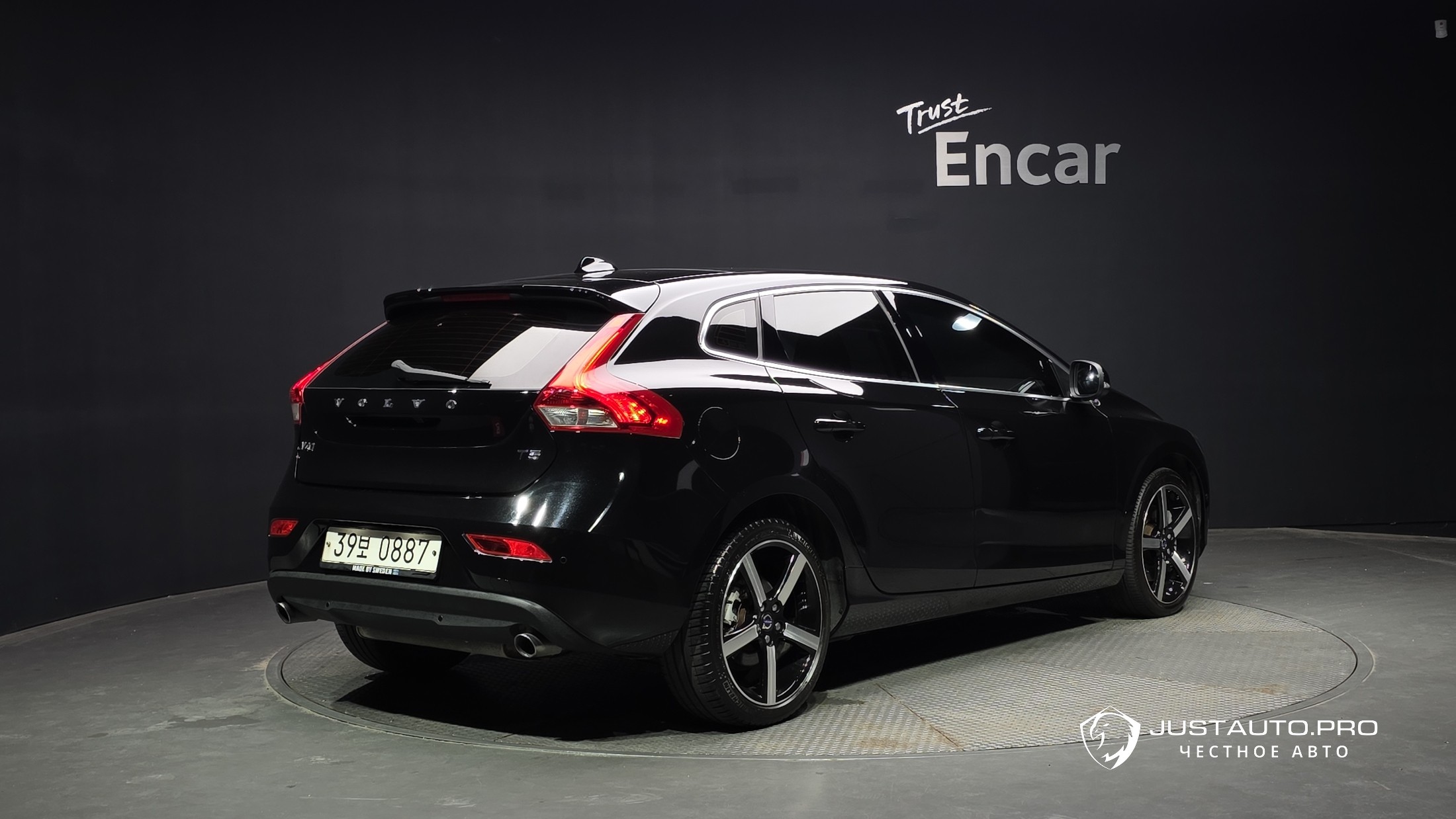 Автомобиль Volvo V40