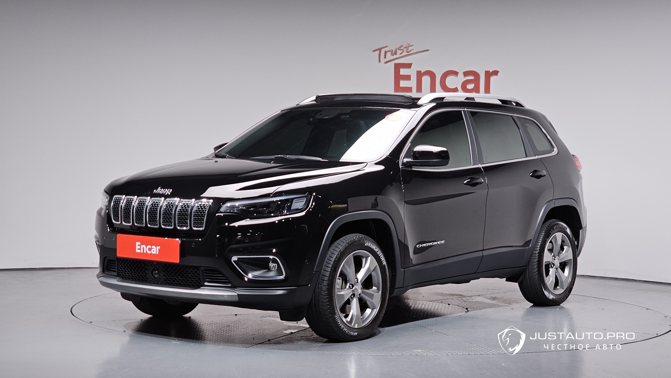 Автомобиль Jeep Cherokee