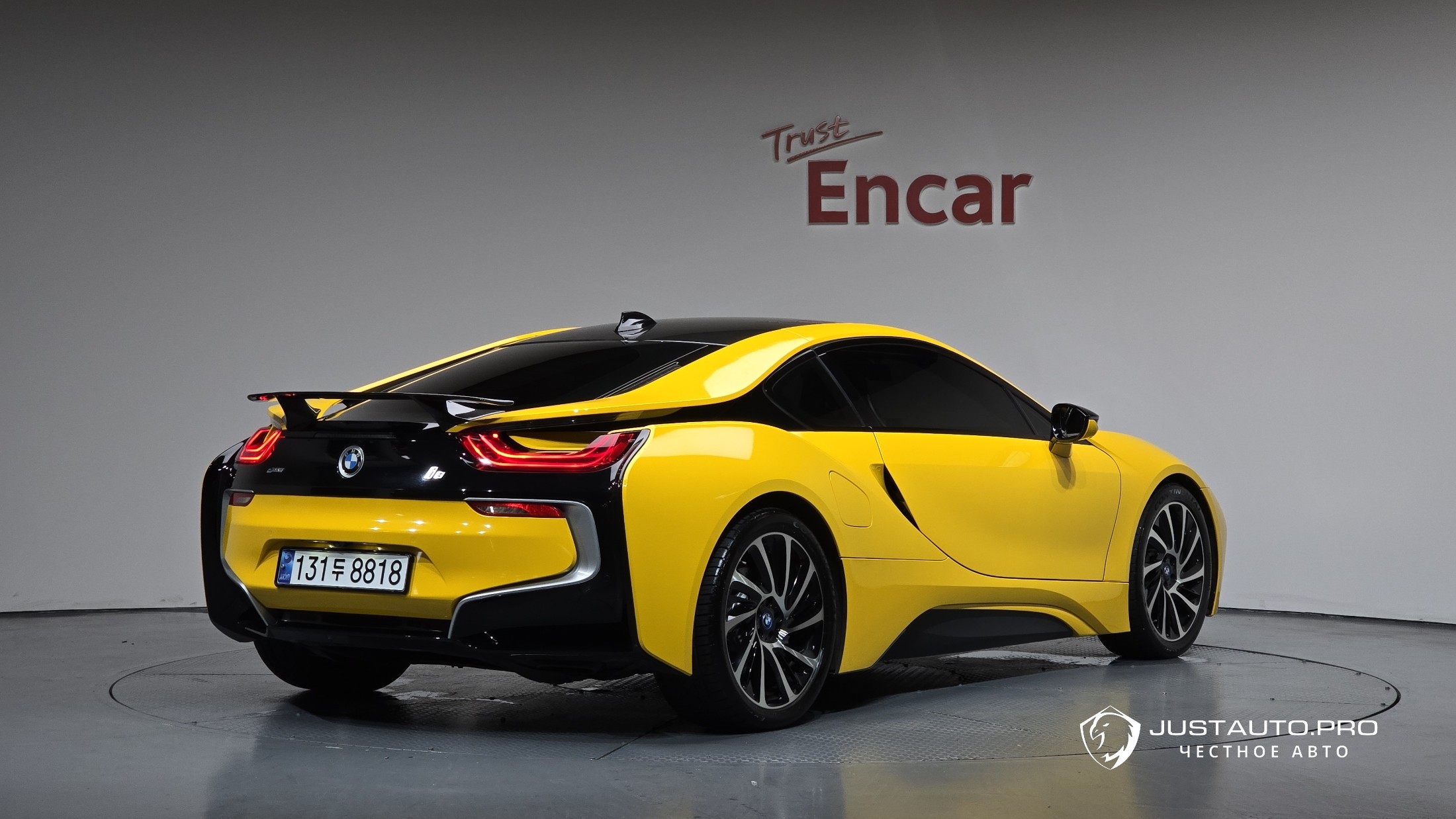 Автомобиль BMW i8