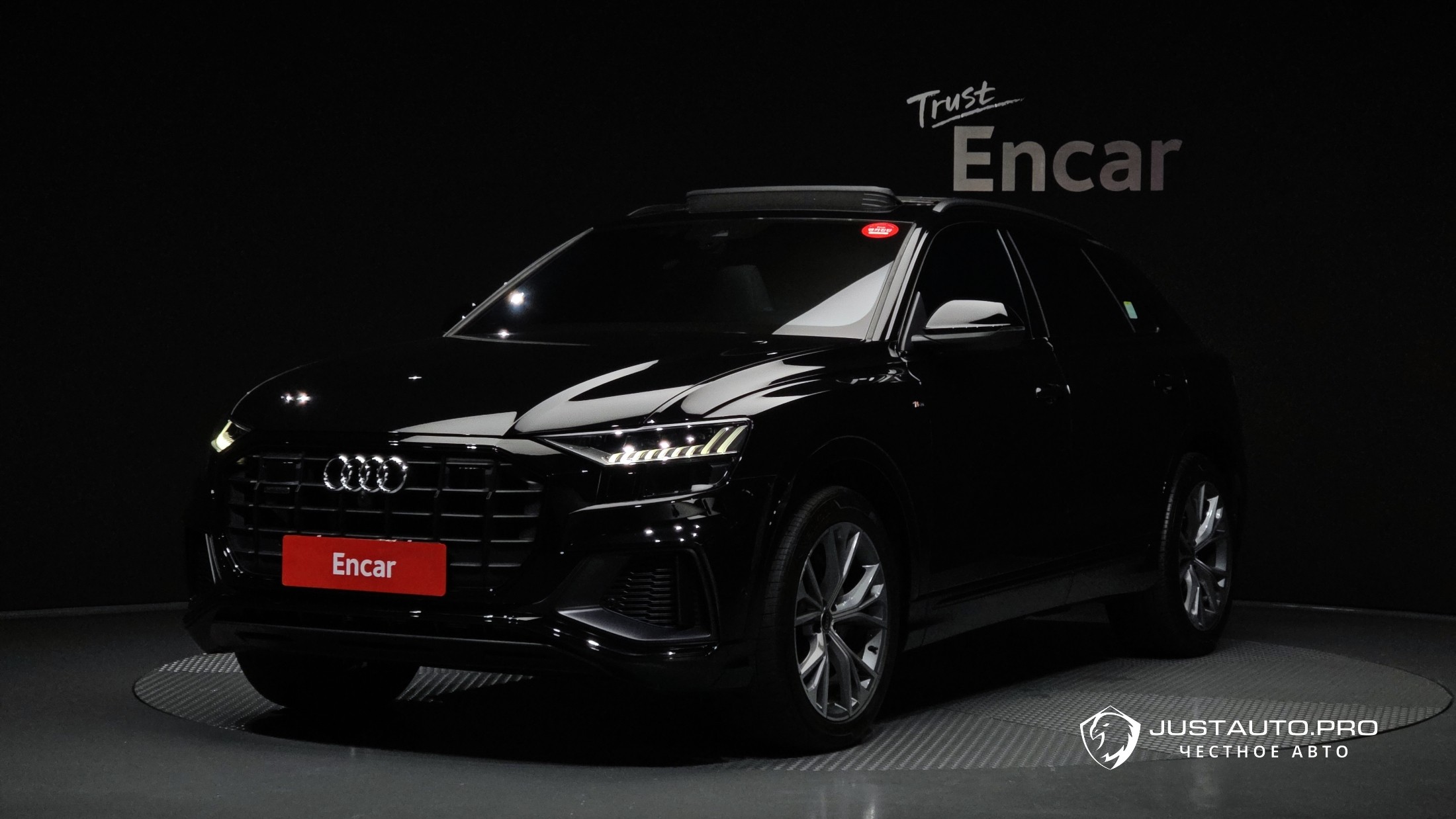 Автомобиль Audi Q8