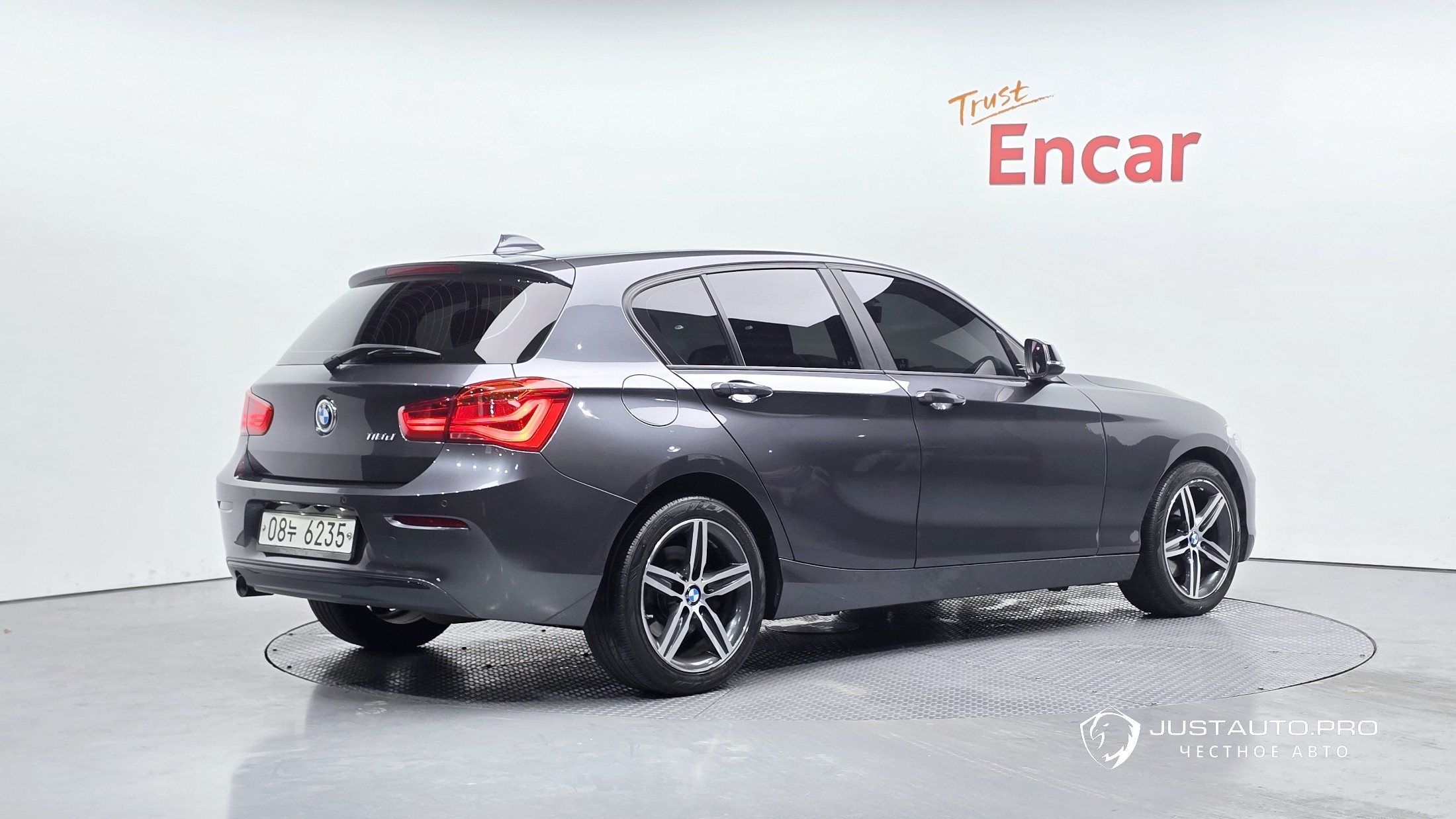 Автомобиль BMW 1-Series