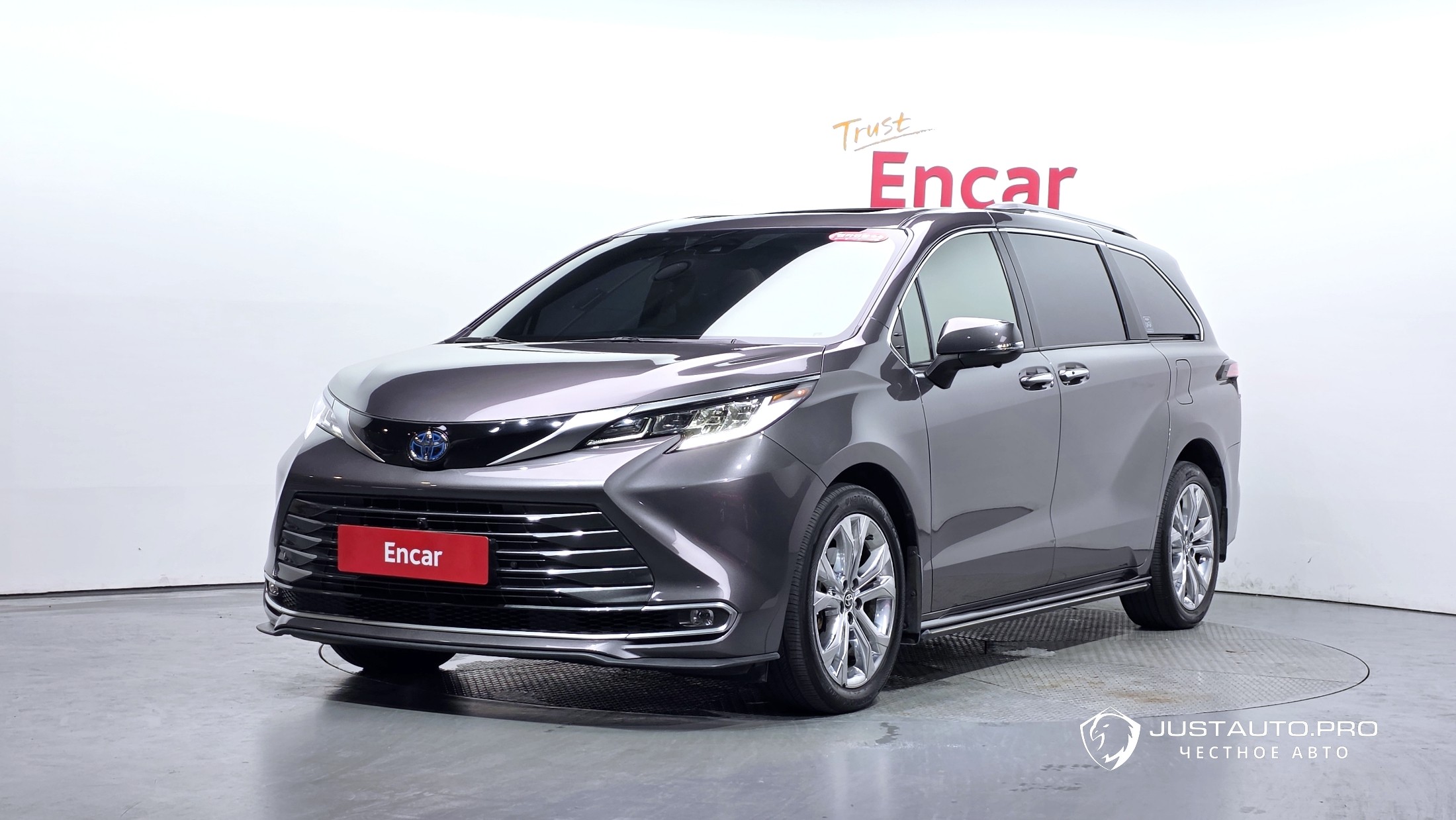 Автомобиль Toyota Sienna