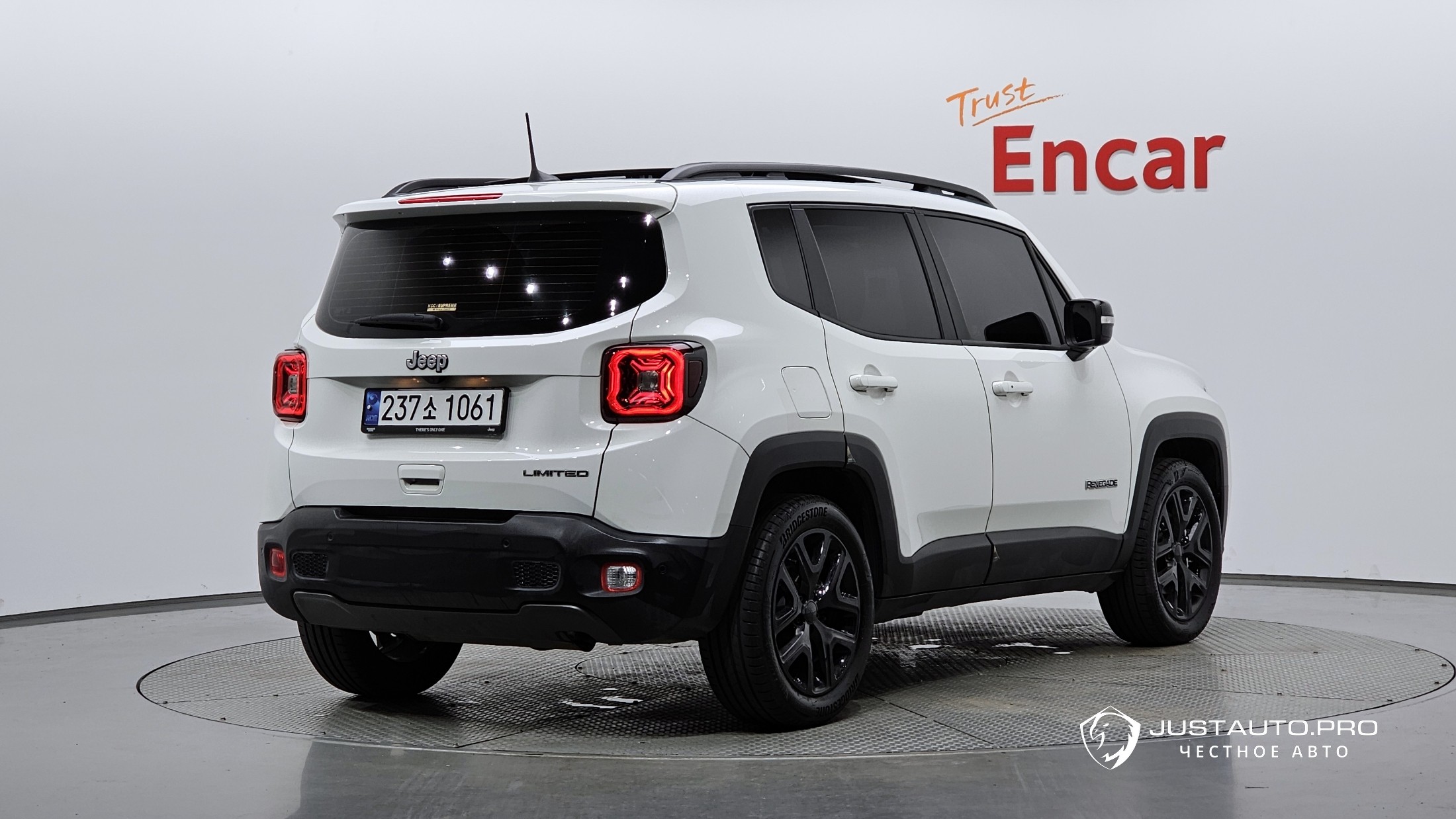 Автомобиль Jeep Renegade