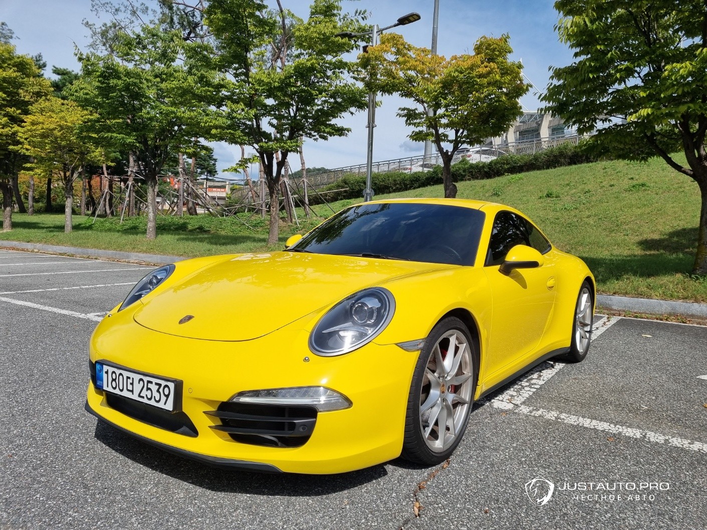 Автомобиль Porsche 911