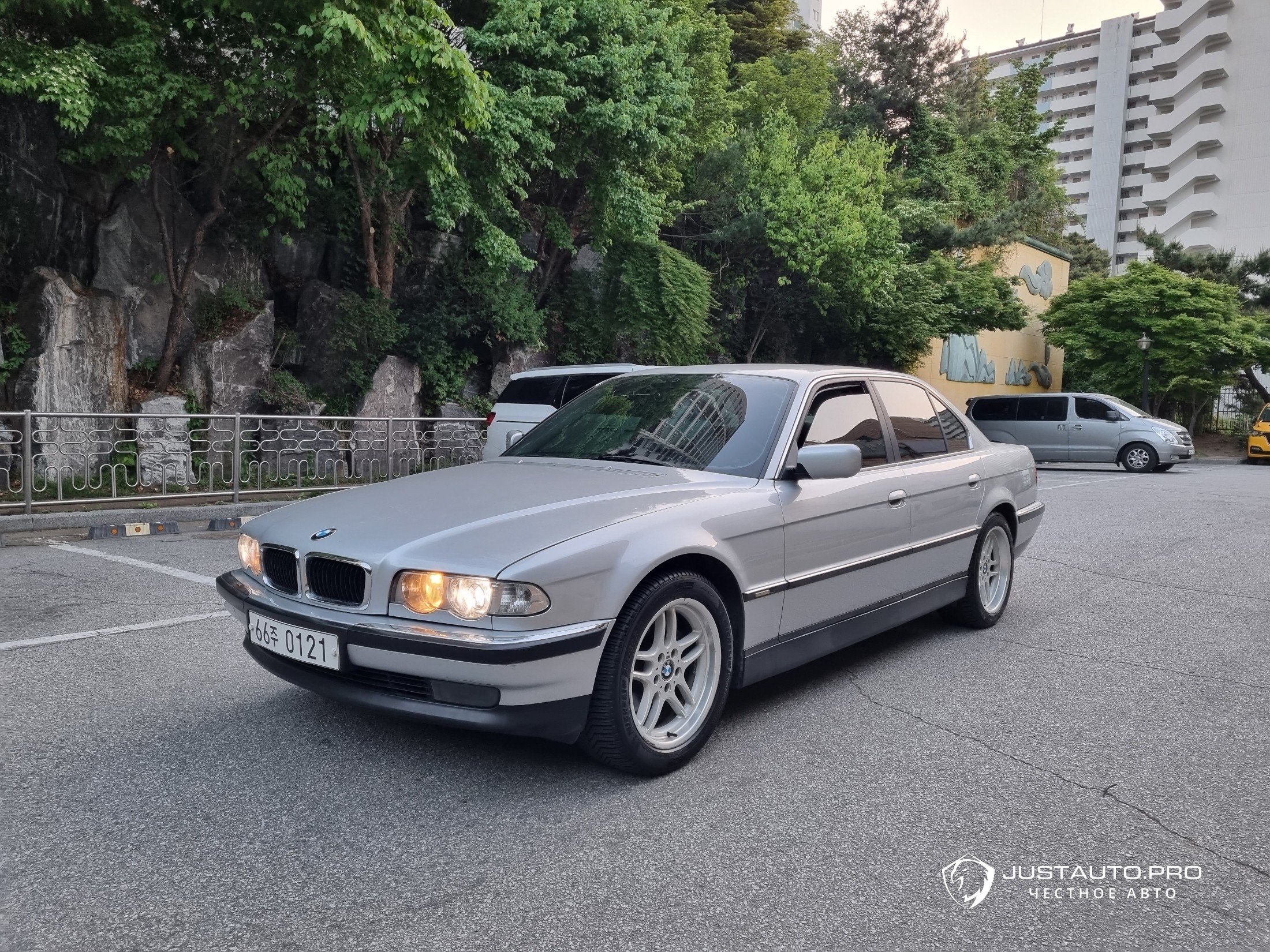 Автомобиль BMW 7-Series