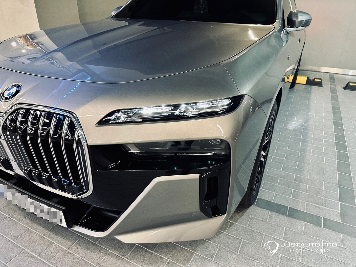 Автомобиль BMW 7-Series