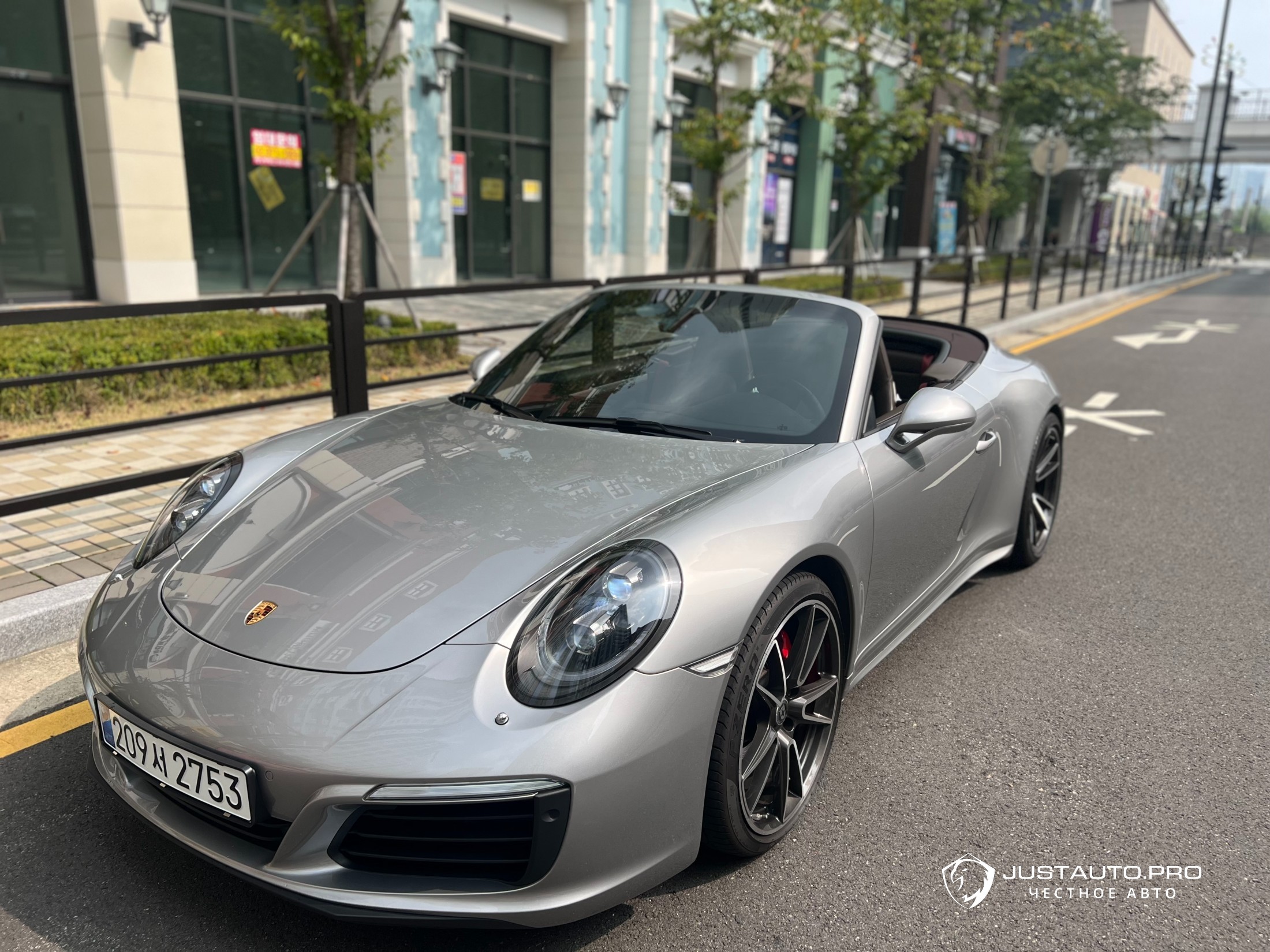Автомобиль Porsche 911