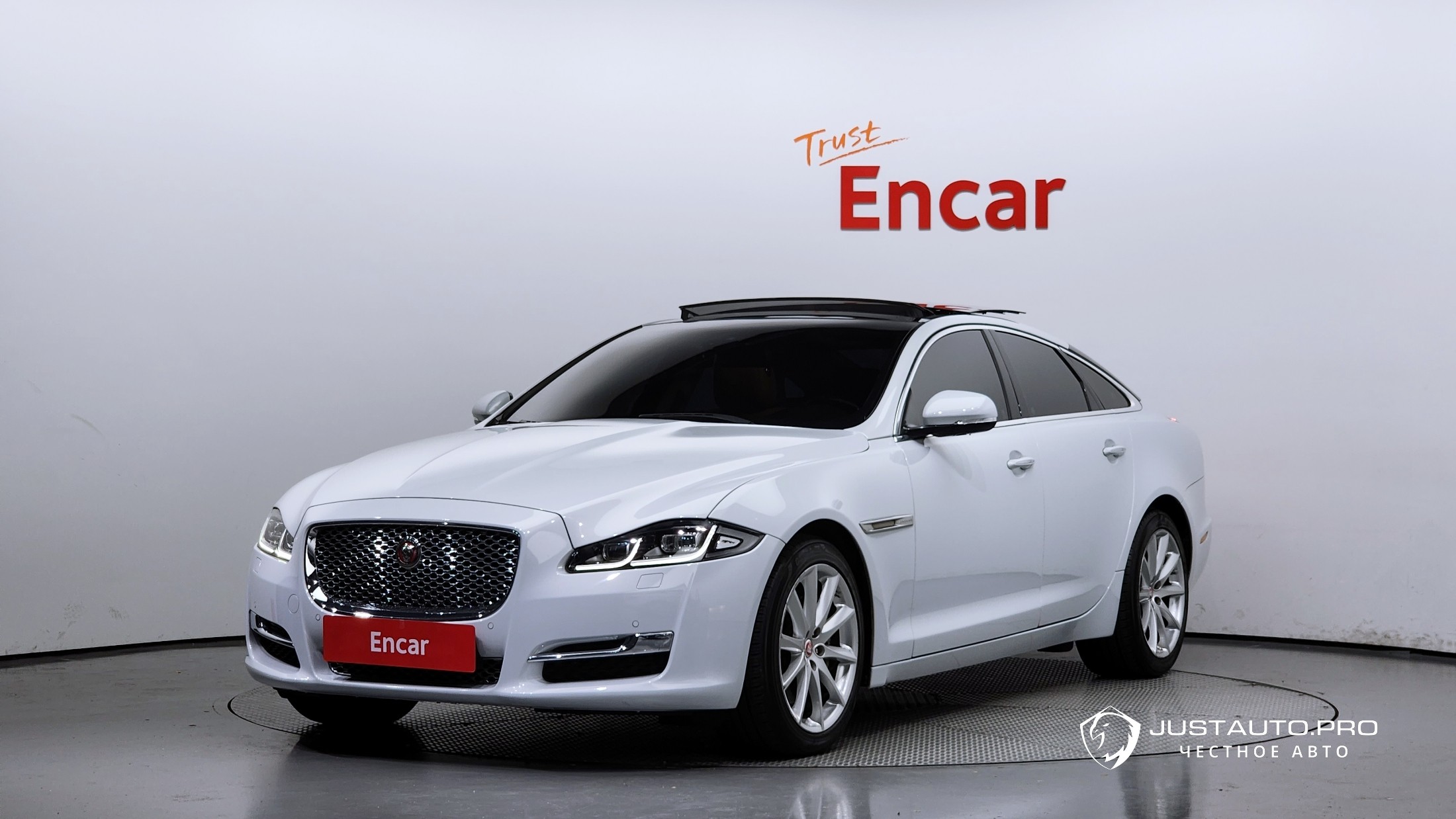 Автомобиль Jaguar XJ