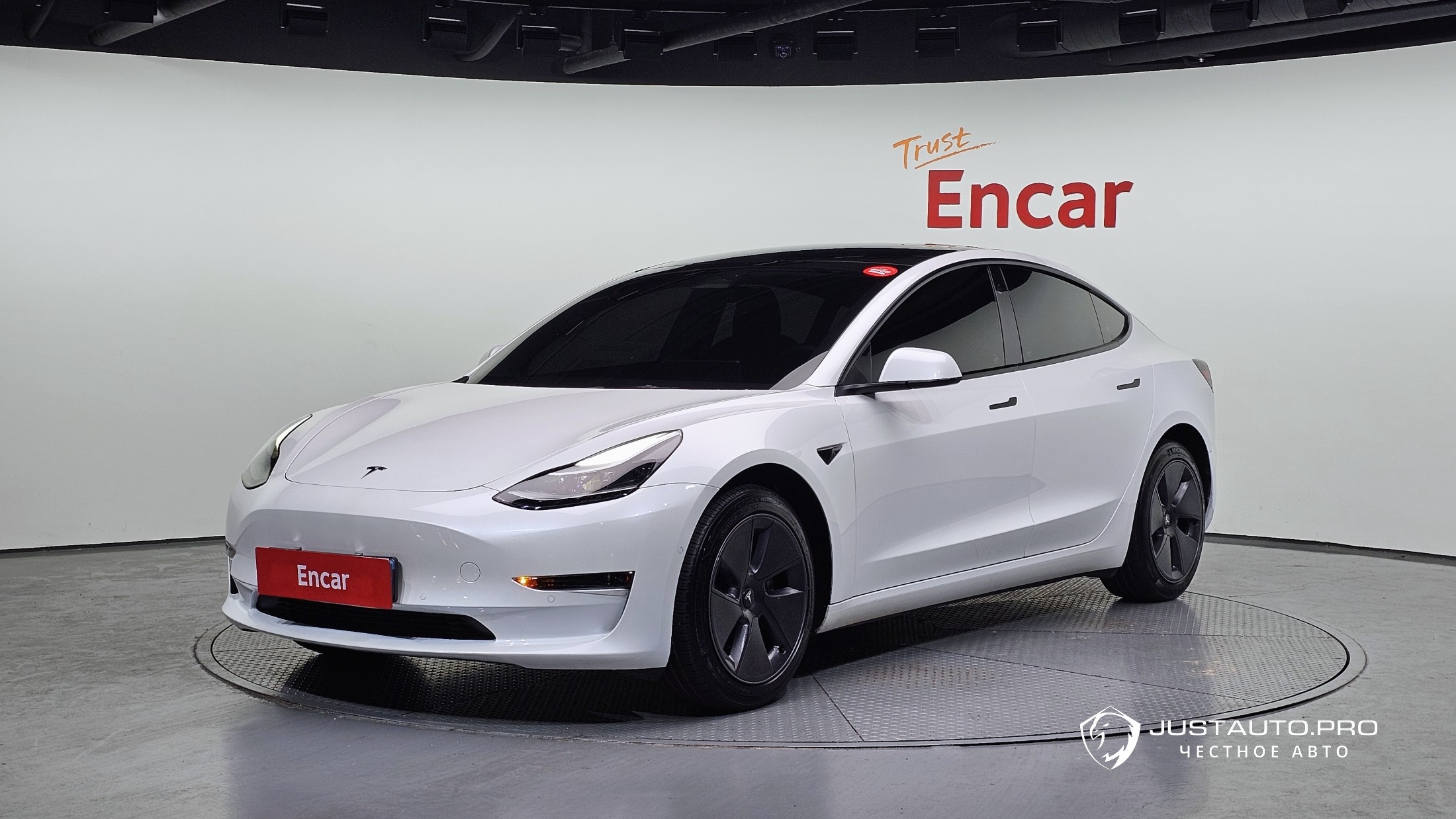 Автомобиль Tesla Model 3
