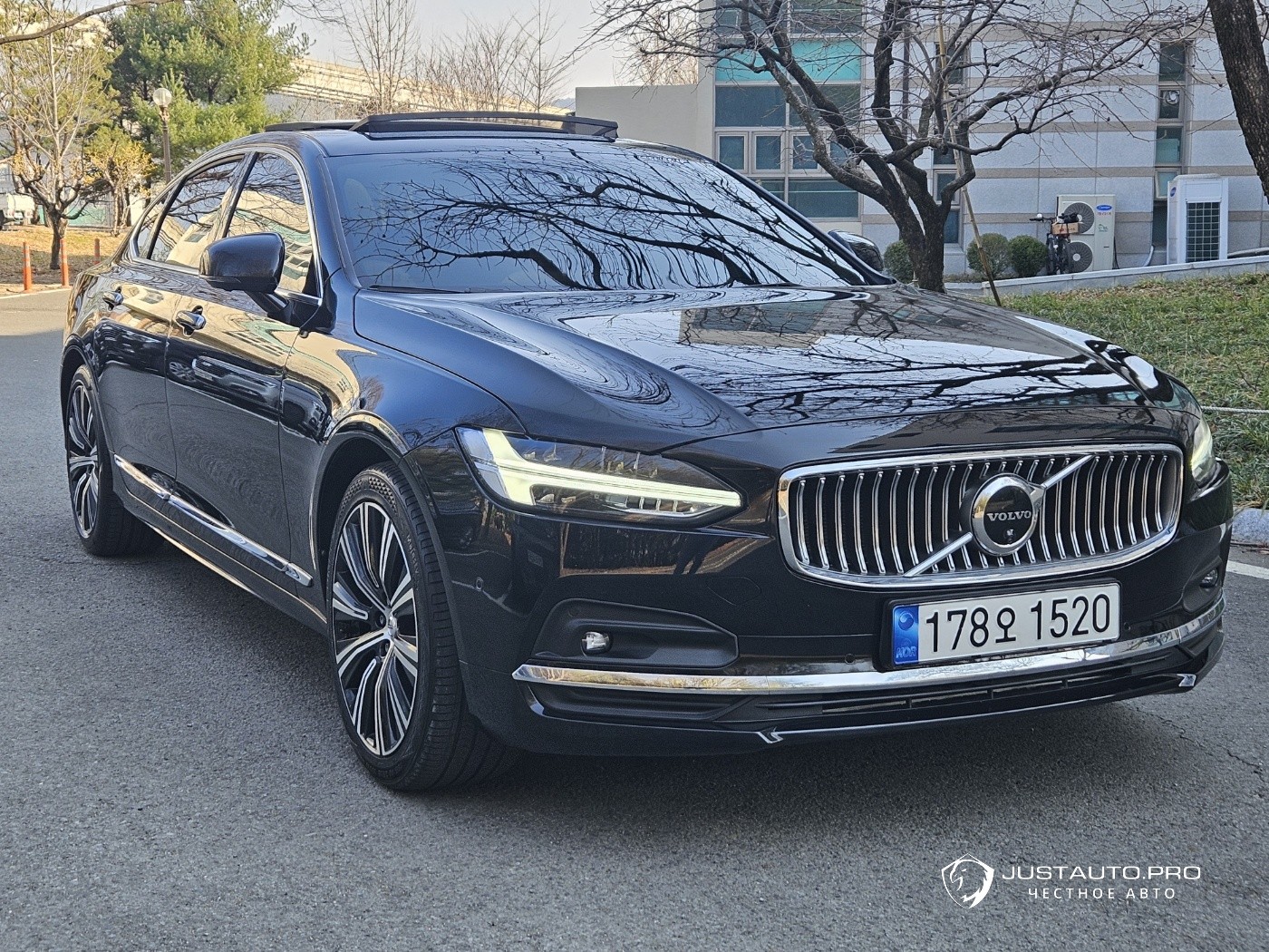 Автомобиль Volvo S90