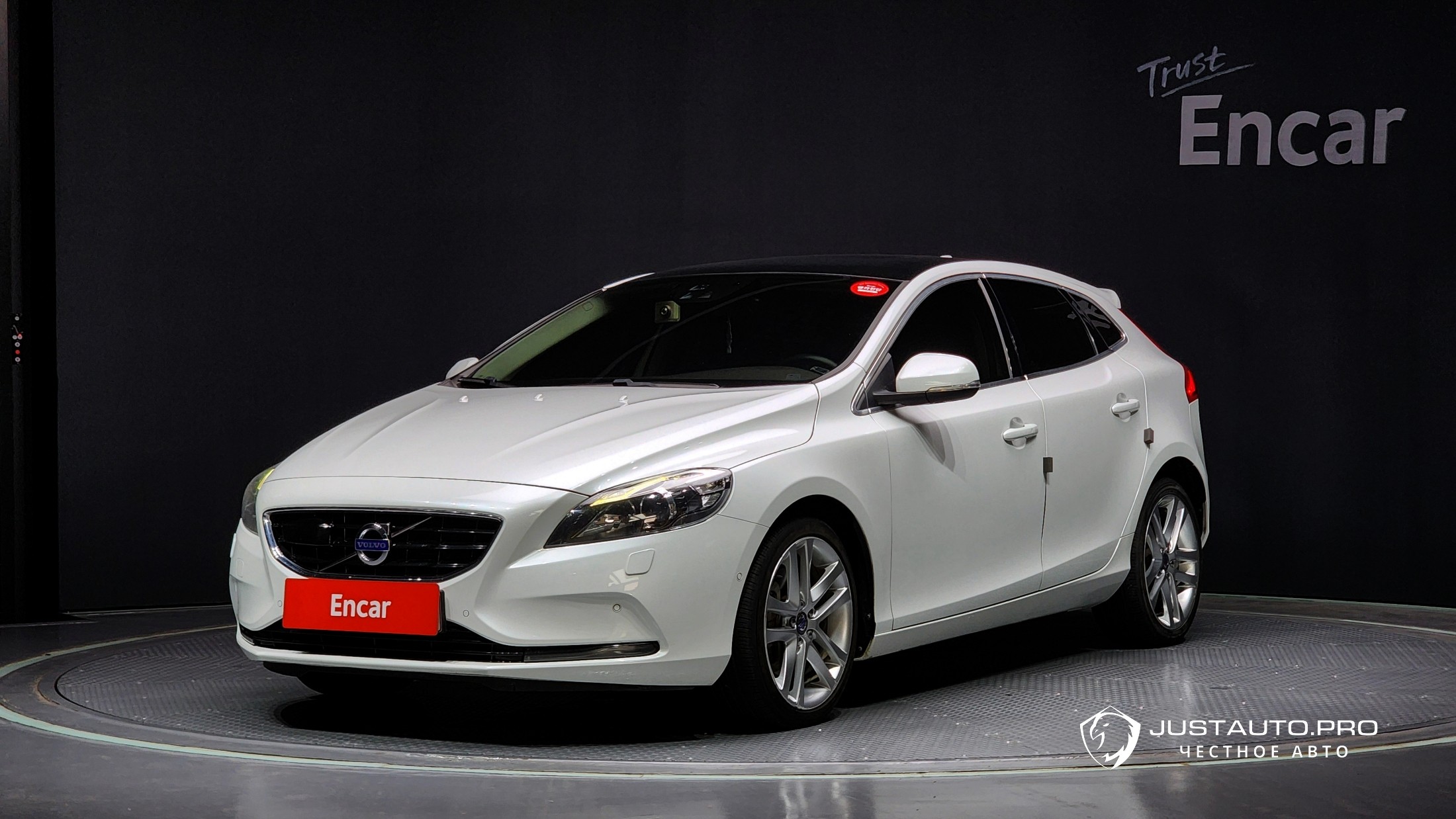 Автомобиль Volvo V40