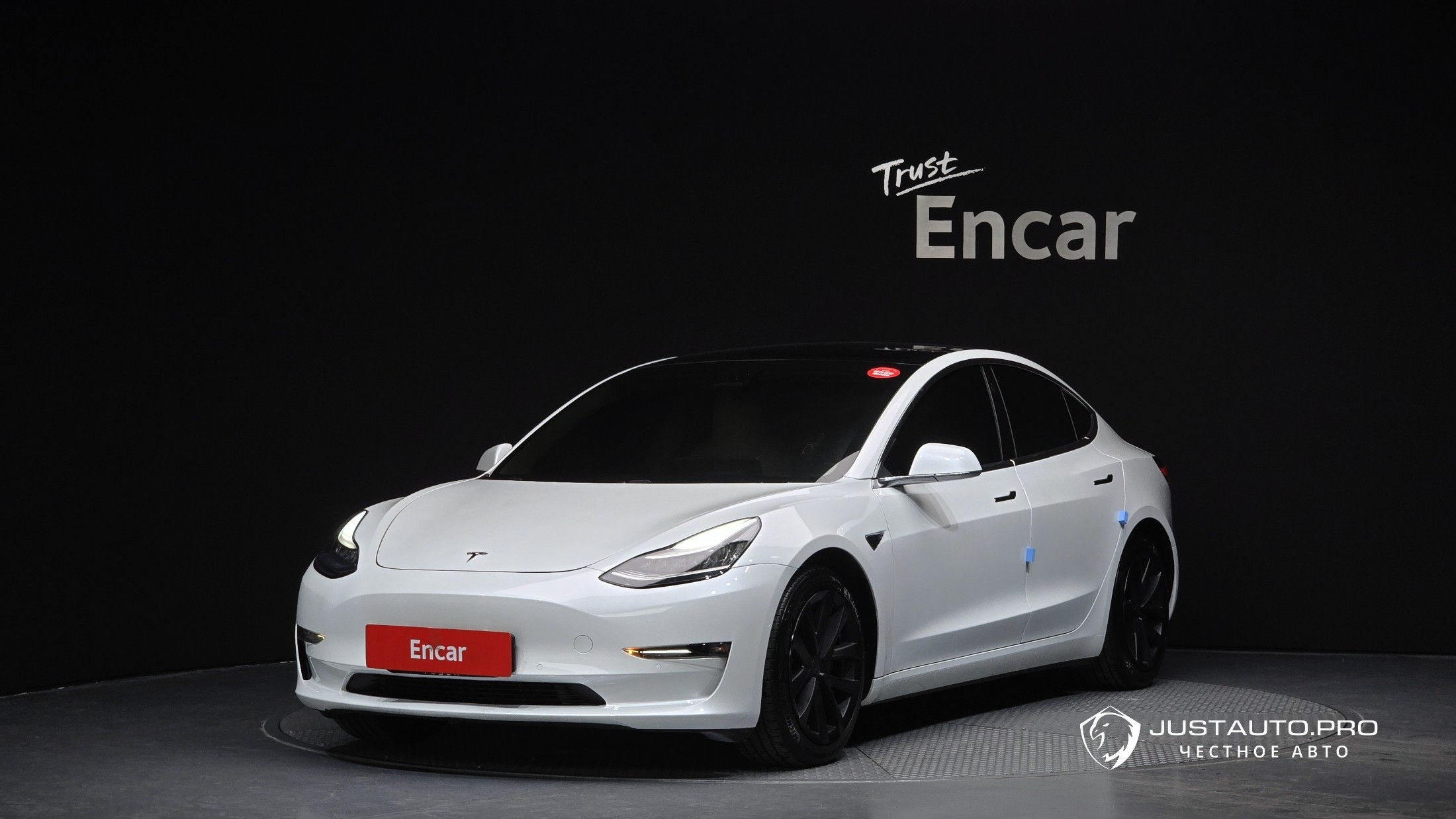 Автомобиль Tesla Model 3