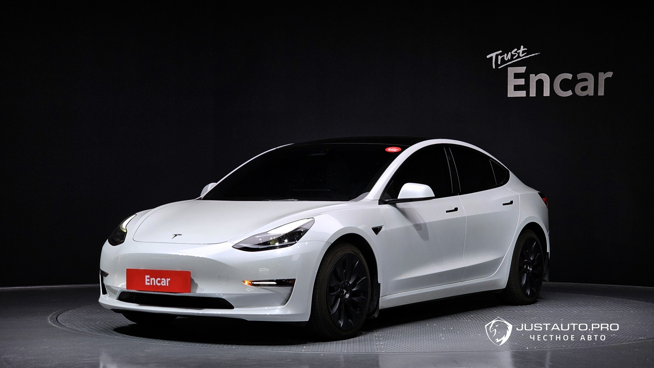 Автомобиль Tesla Model 3