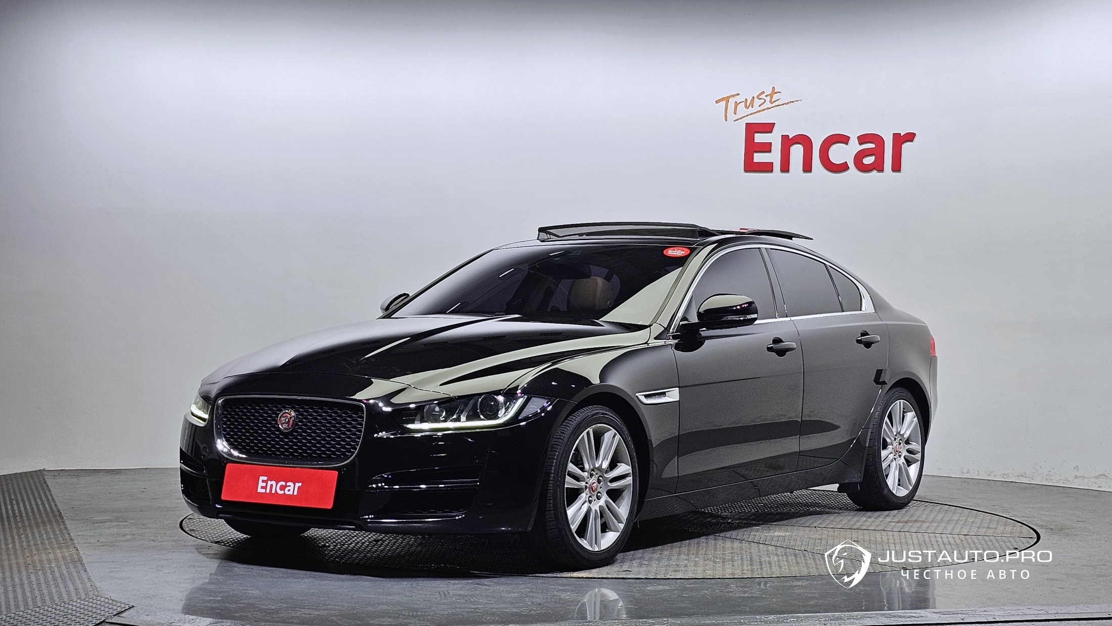 Автомобиль Jaguar XE